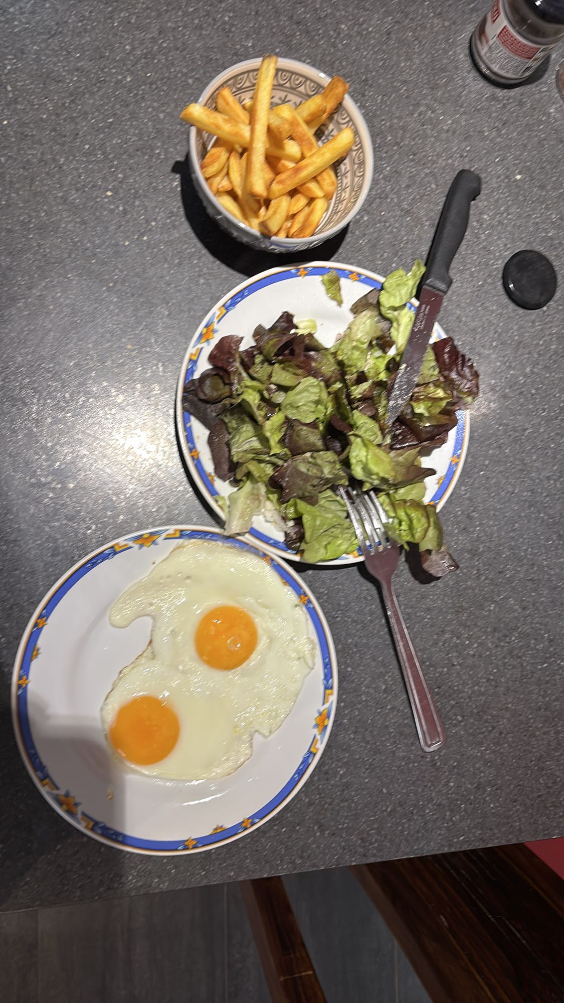 Oeufs frites salade