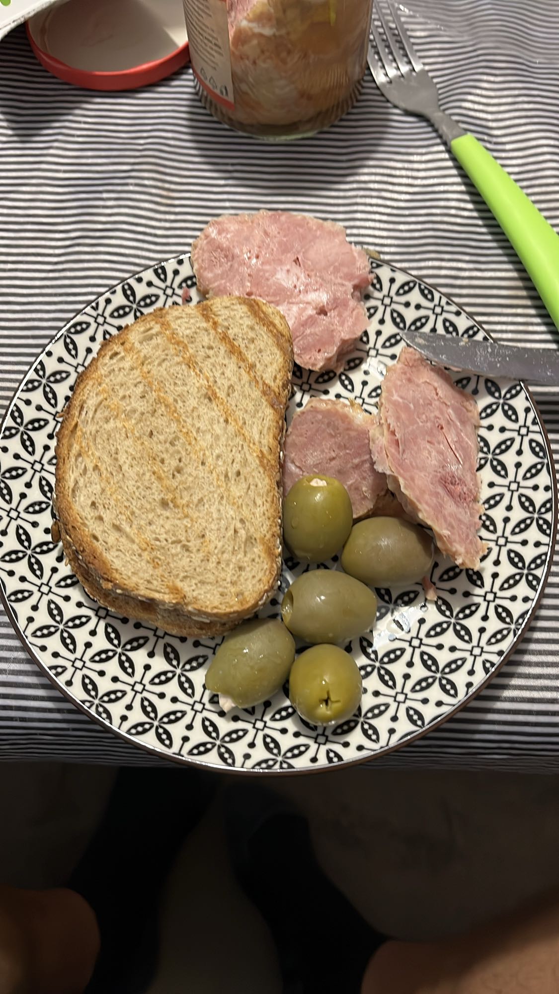 Хляб с шунка и маслини