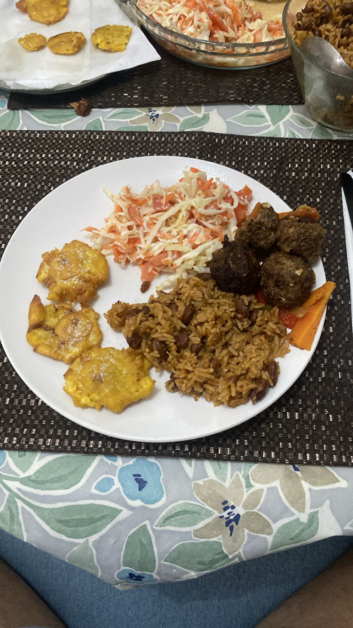 Arroz con carne y tostones
