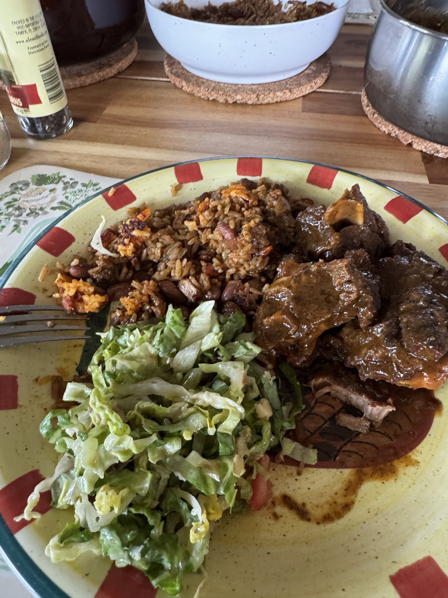 arroz con costilla y ensalada