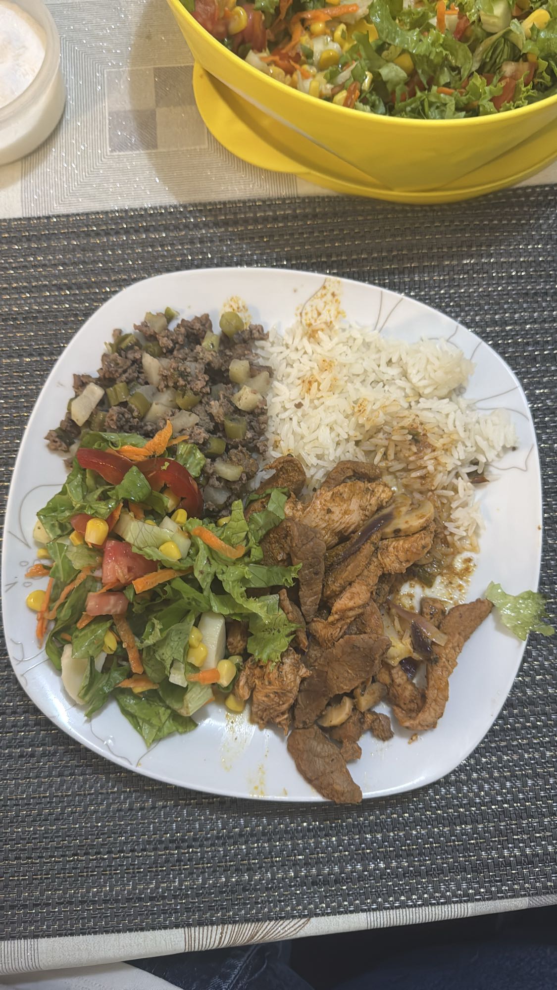 plato mixto con ensalada