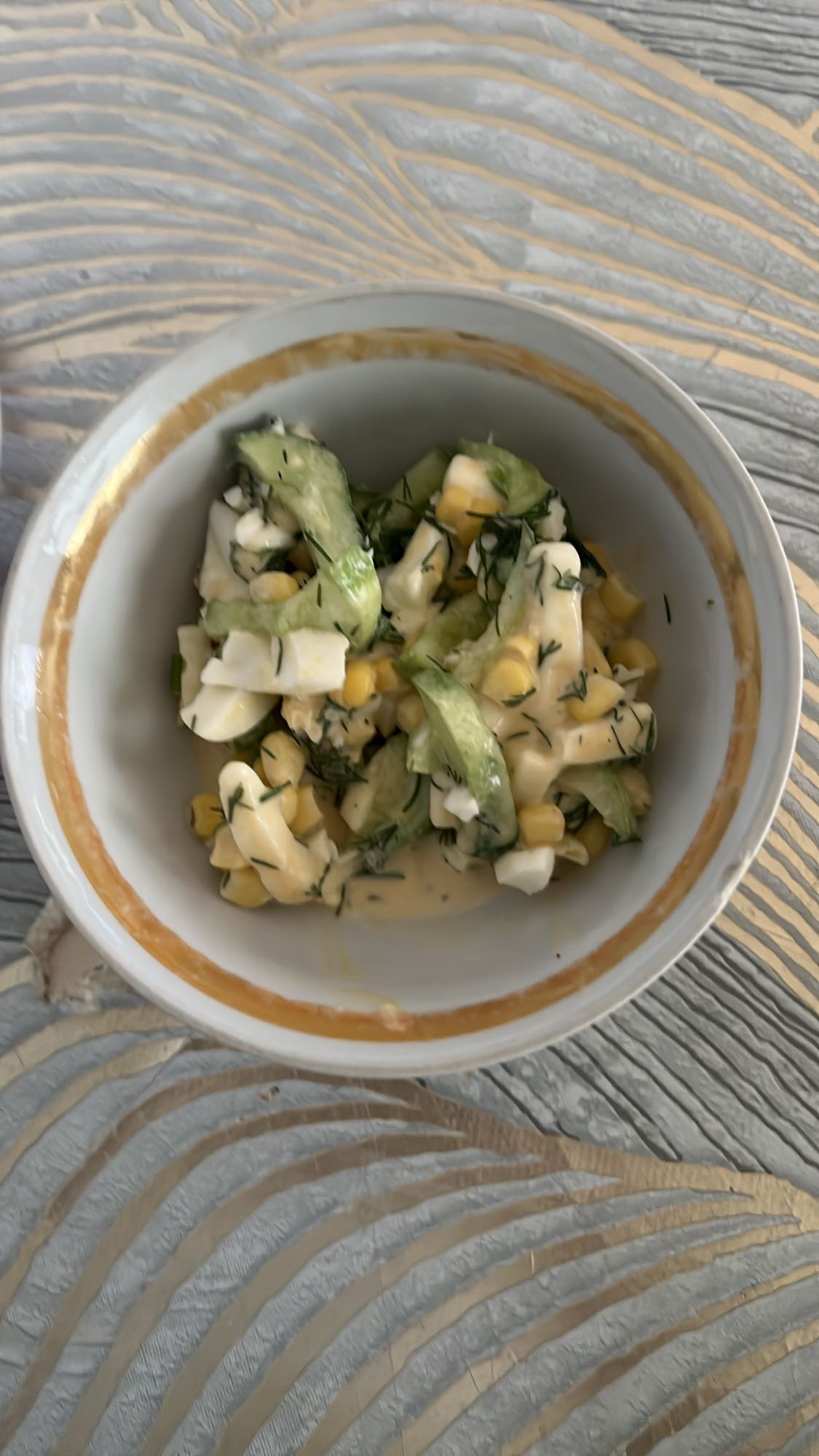 Салат с кукурузой и яйцом