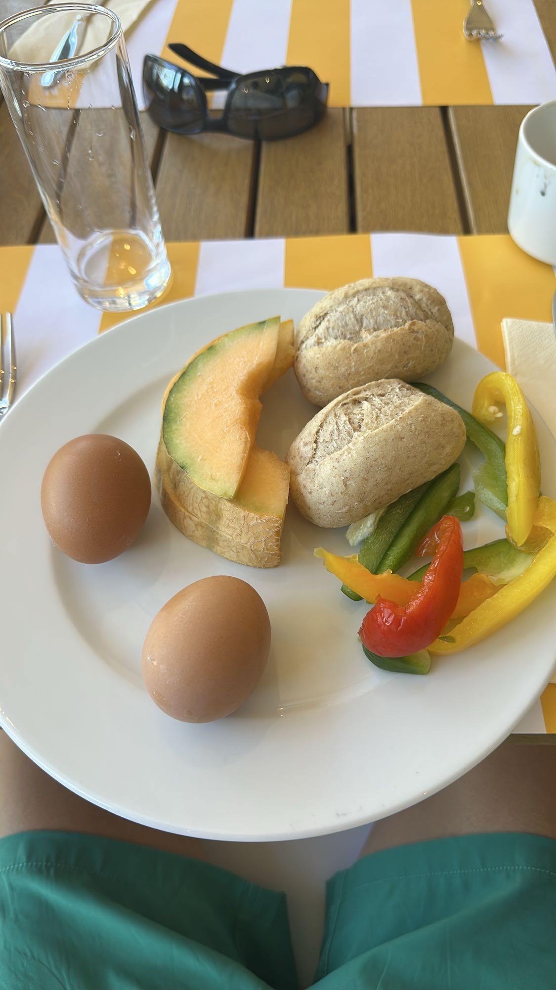 desayuno con melon y pan