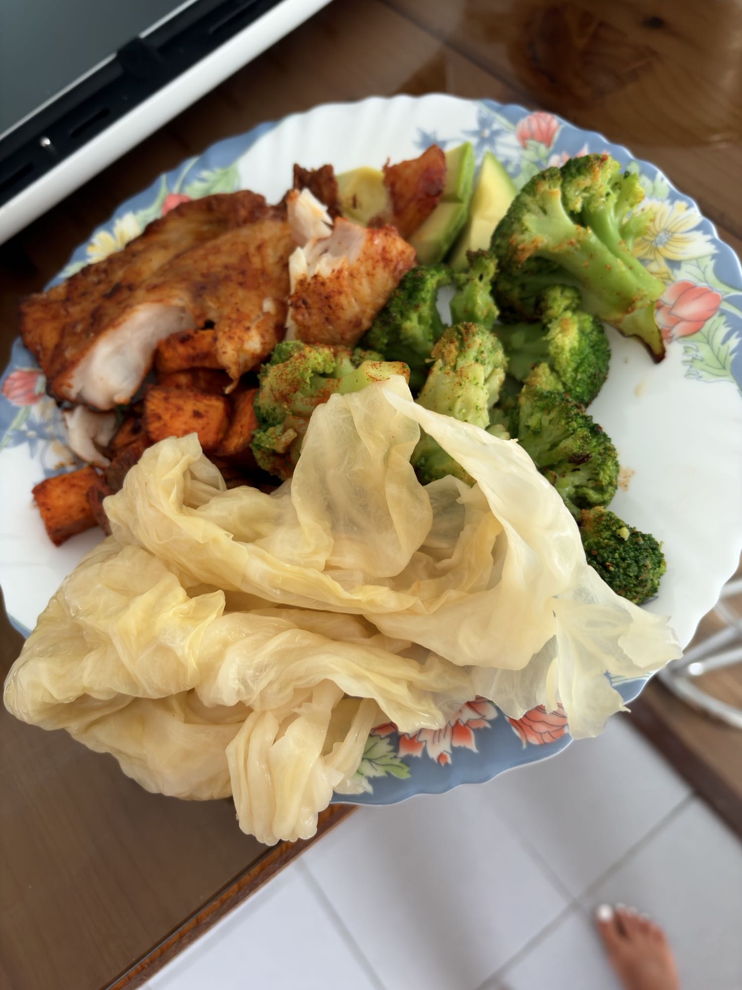 Șalău cu broccoli, cartof dulce, avocado și varză murată