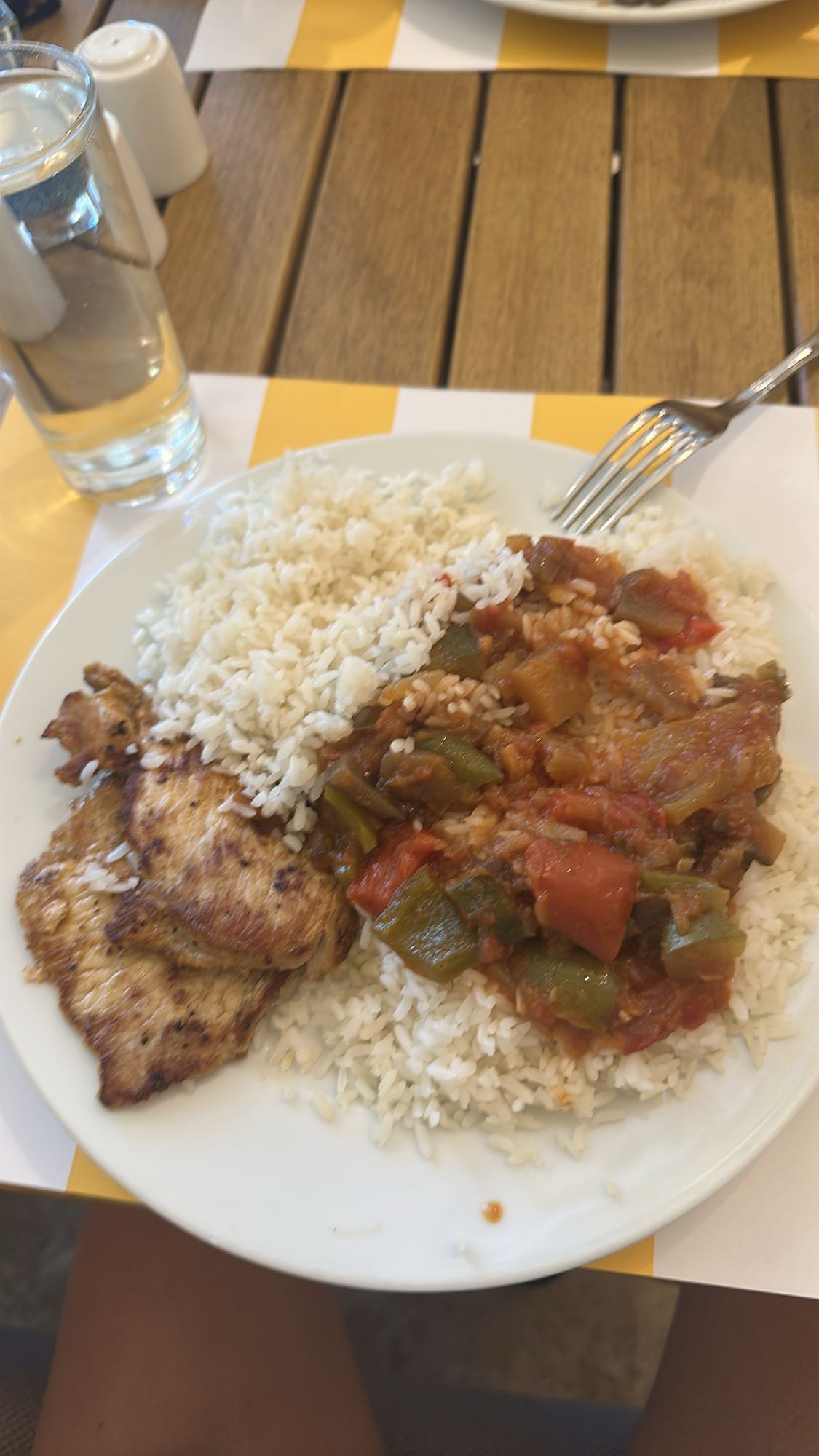 arroz con pollo y verduras