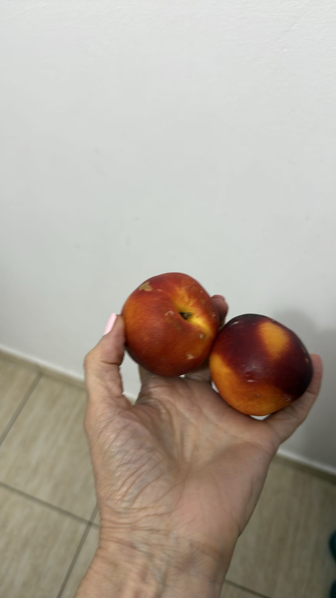 Două nectarine