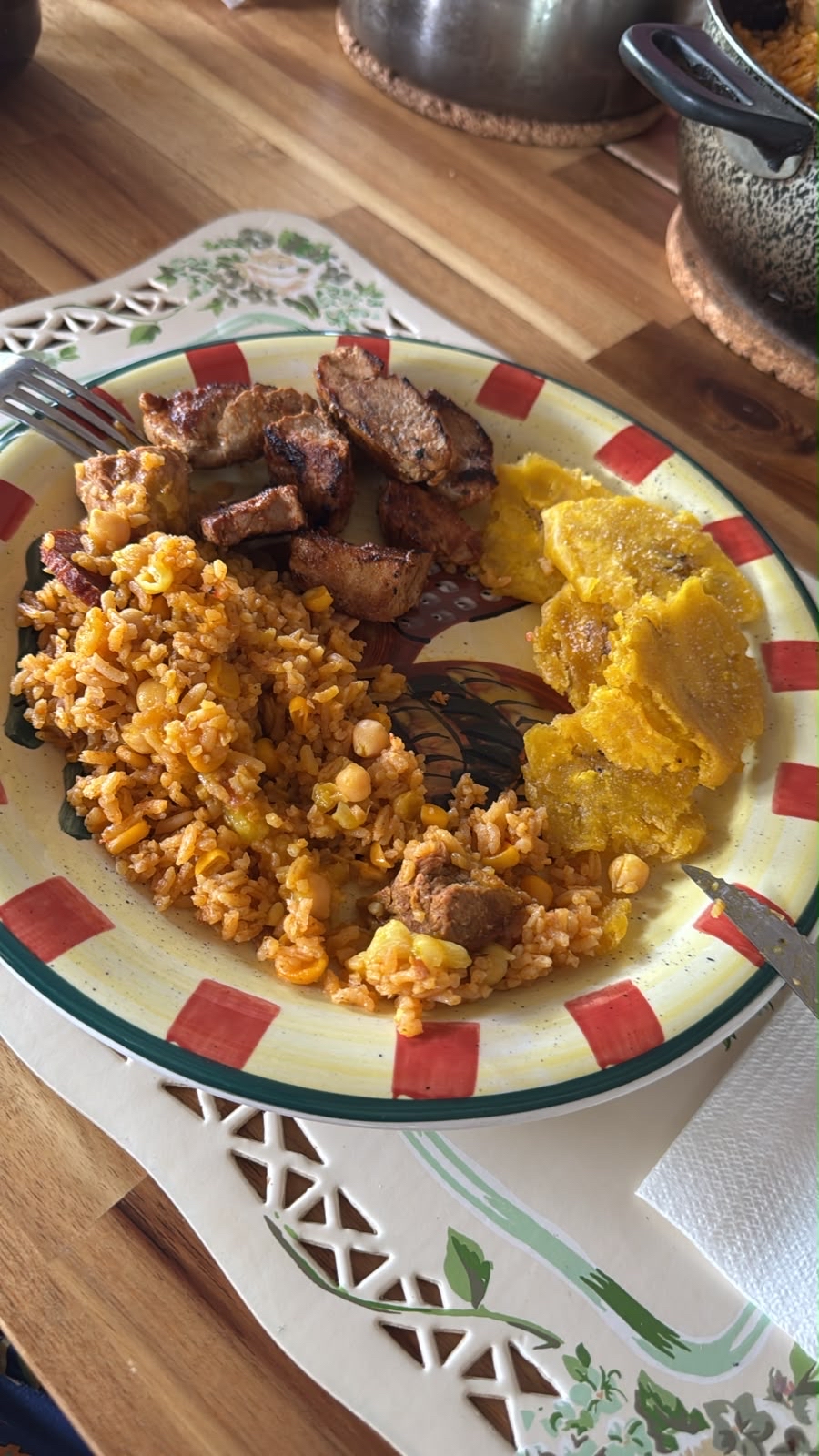 arroz con cerdo y tostones