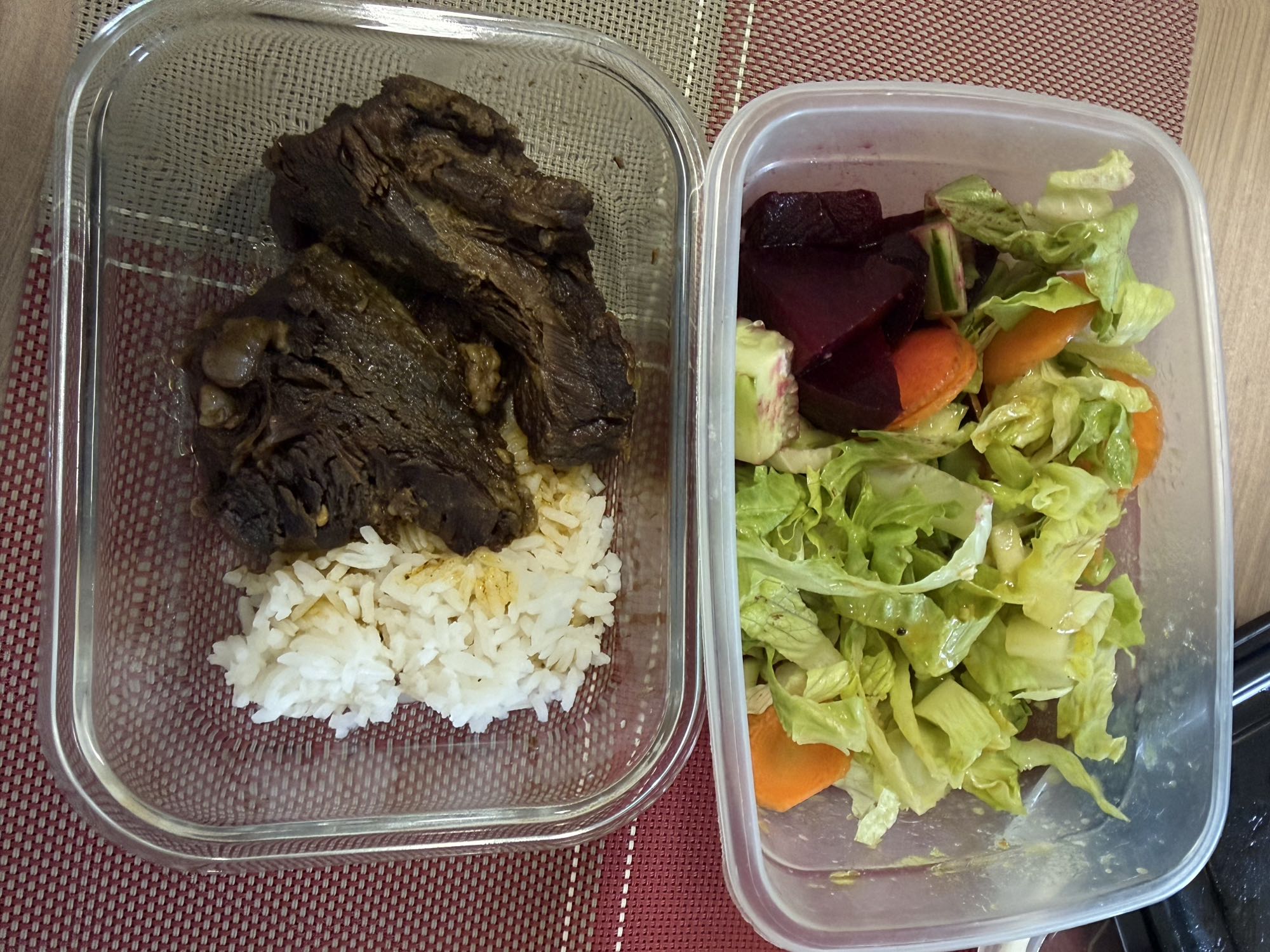 Carne com arroz e salada