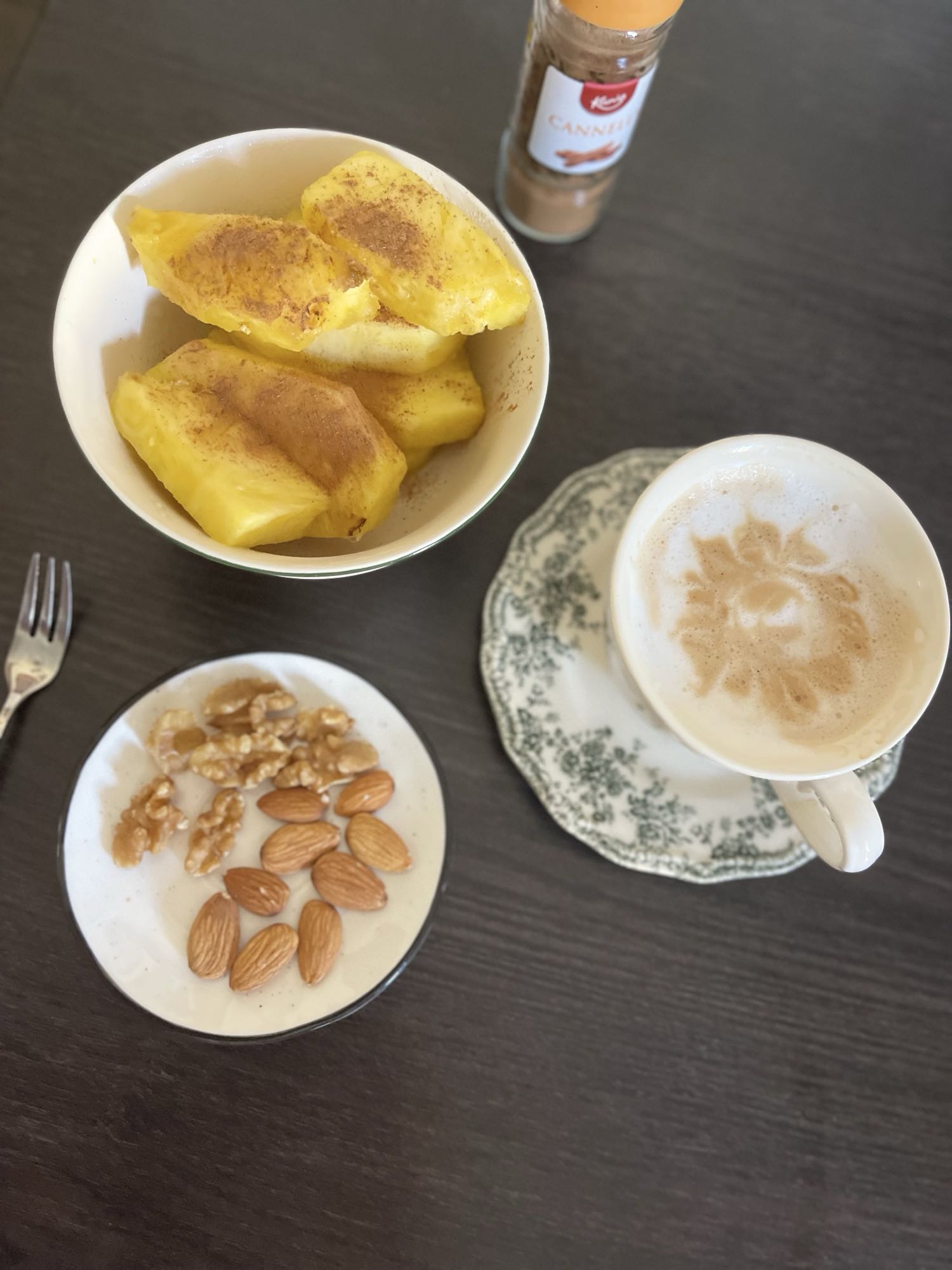 Ананас с орехами и латте