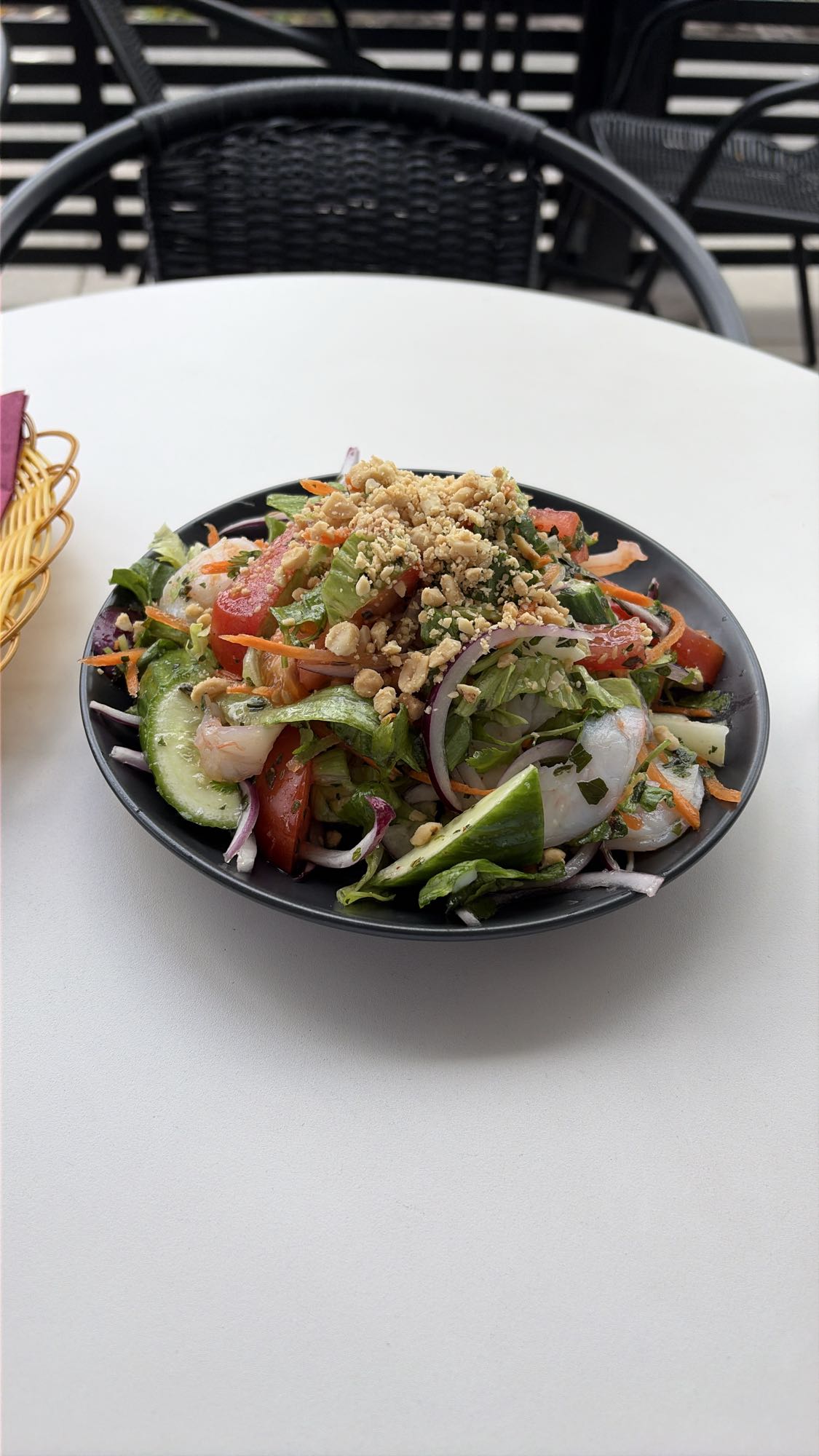Räksallad med jordnötter