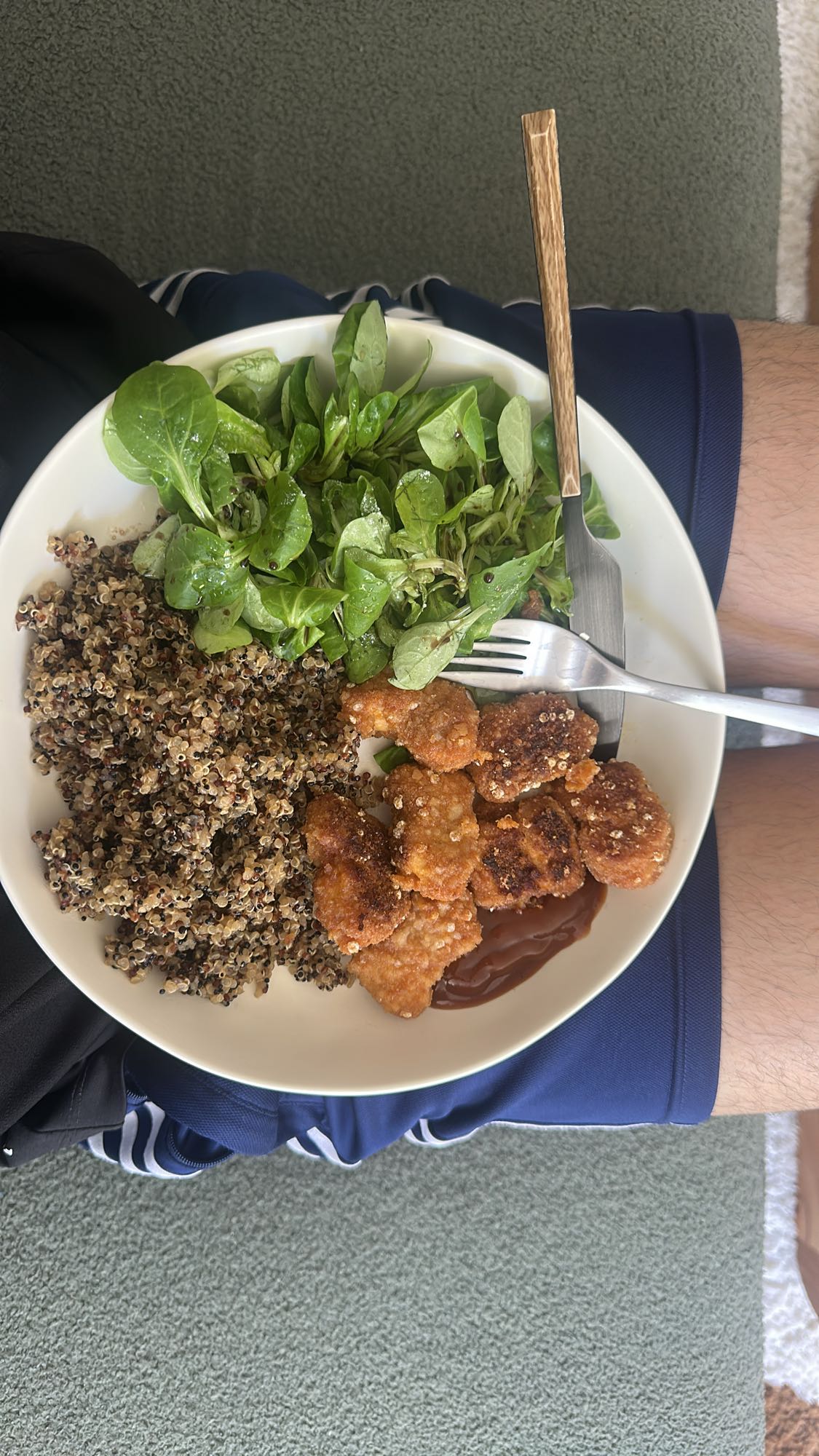 Quinoa poulet pané salade