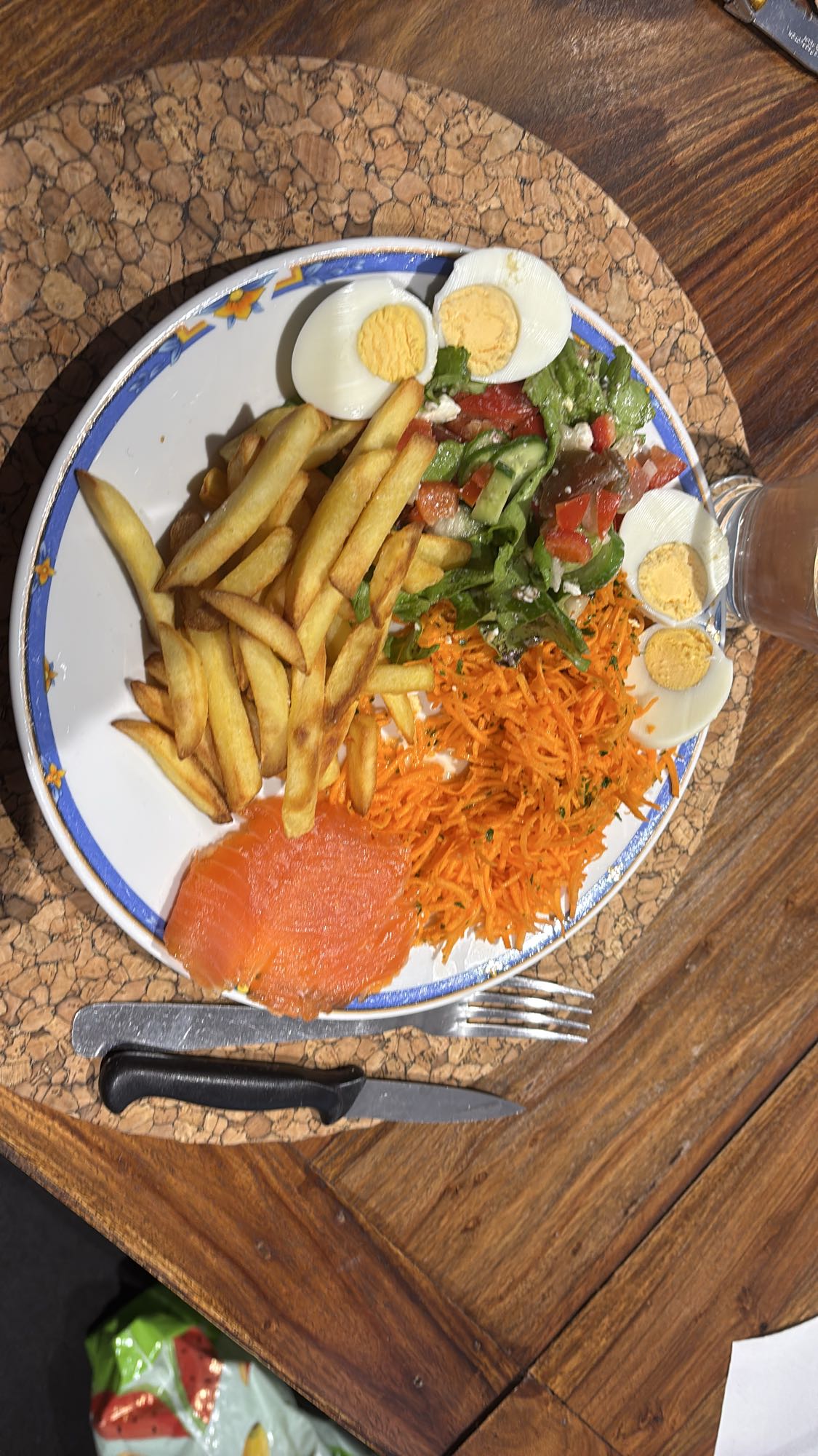Assiette saumon et frites
