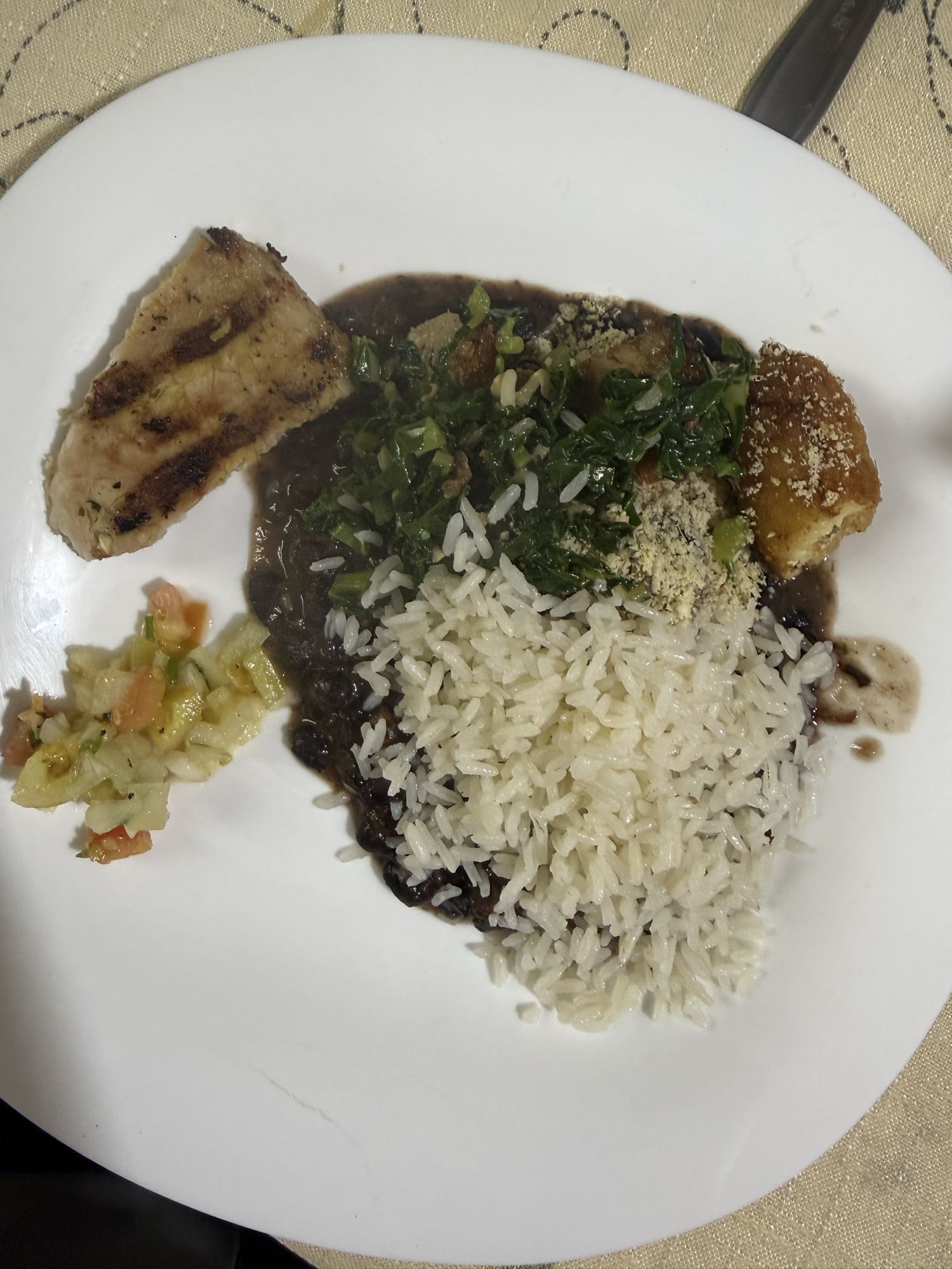 frango com arroz e feijão