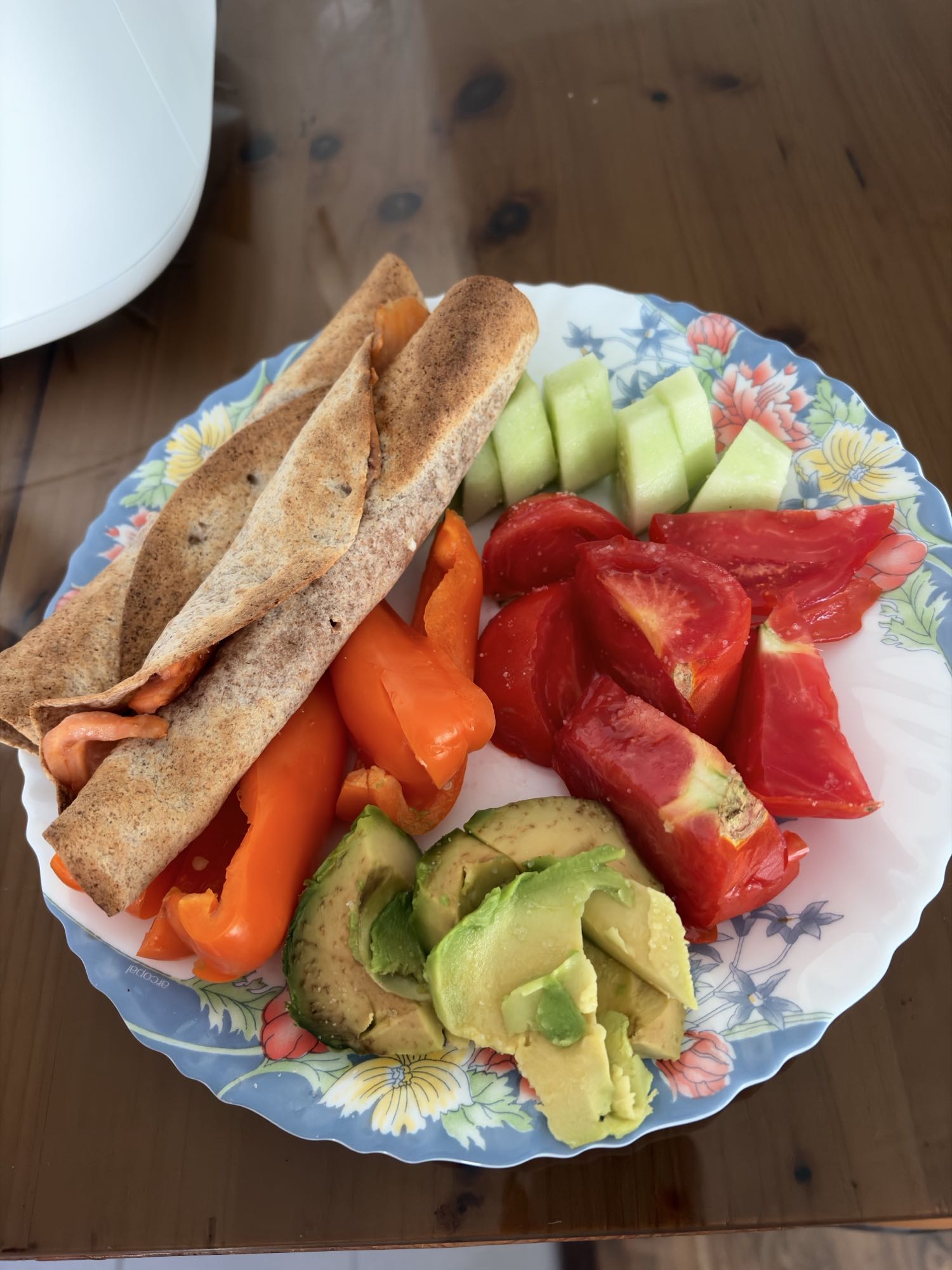 Două lipii proteice cu somon afumat, mozzarella light și legume