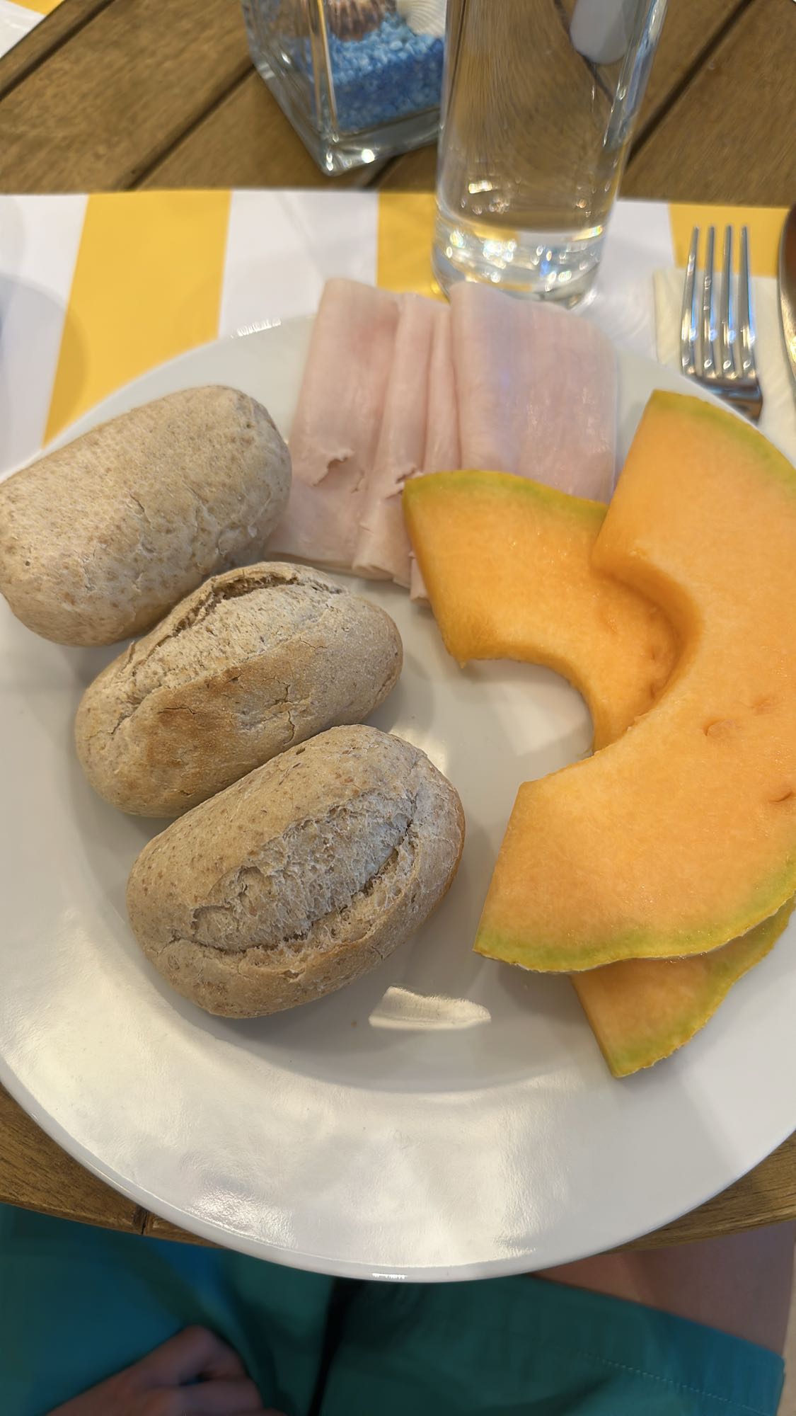 Panecillos con jamón y melón