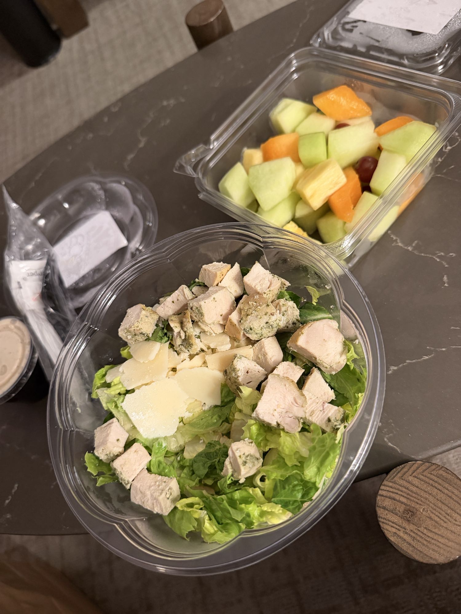 Insalata pollo e frutta