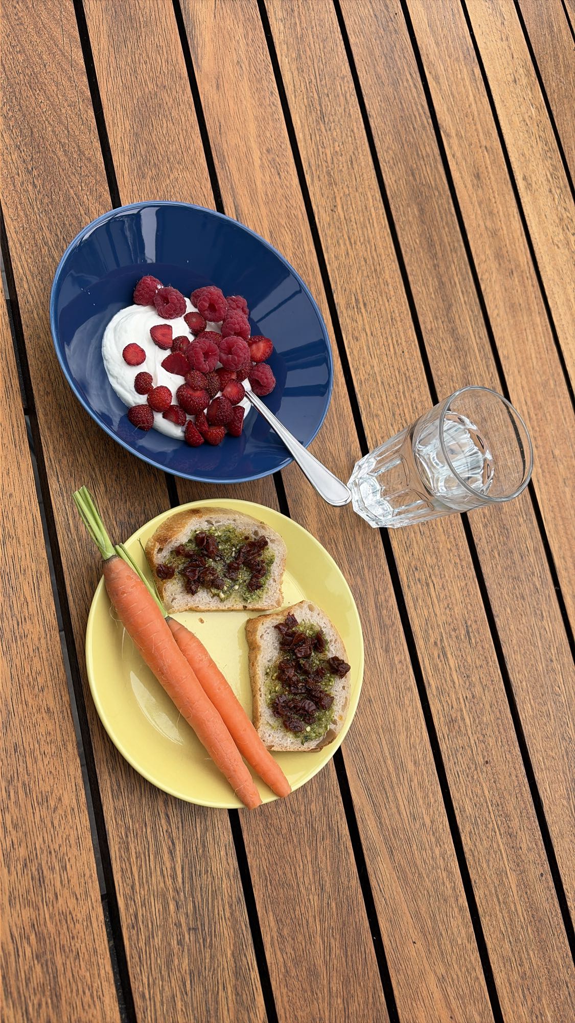 Kvarg med bär och bröd