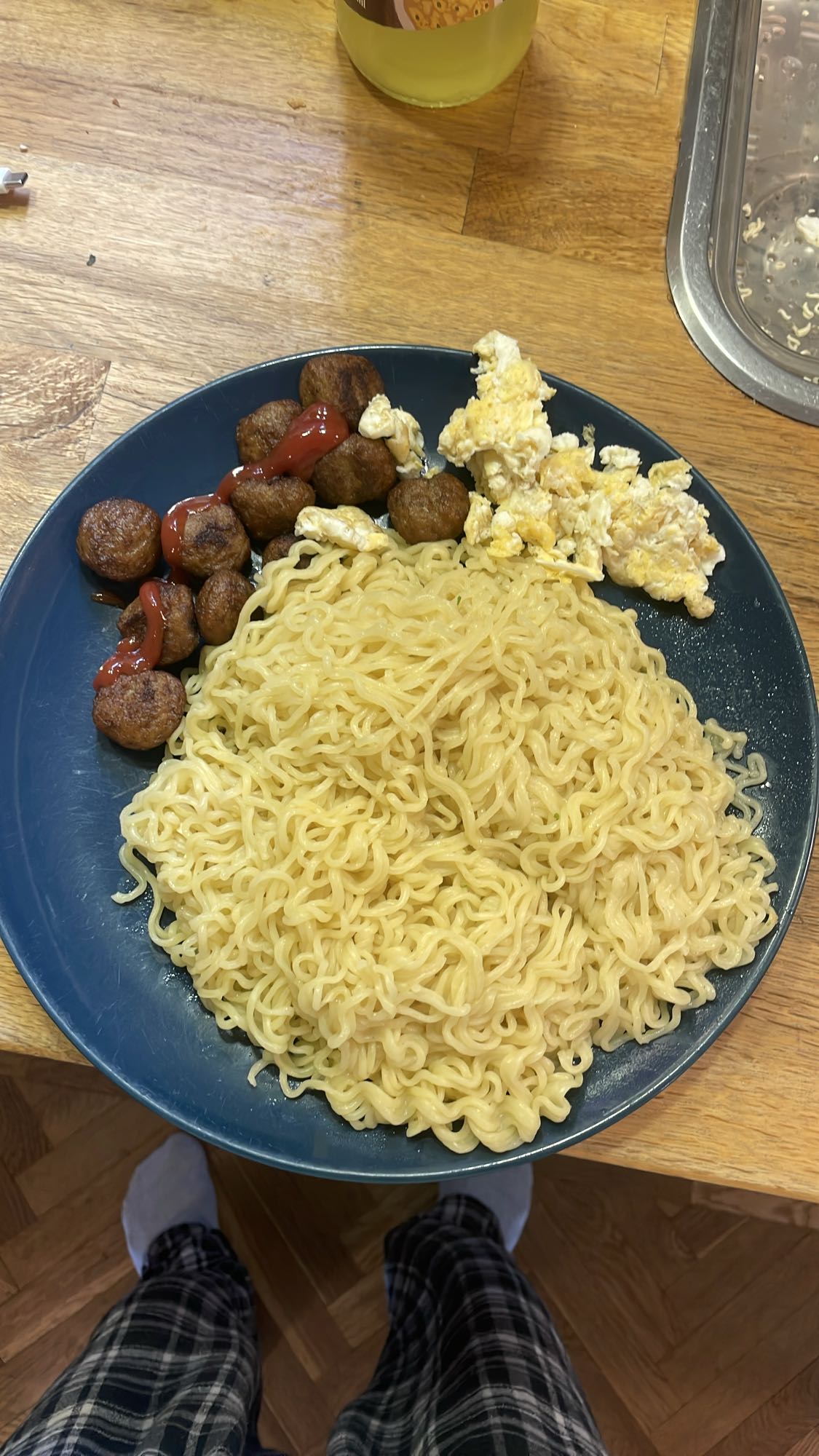 Nudlar med köttbullar