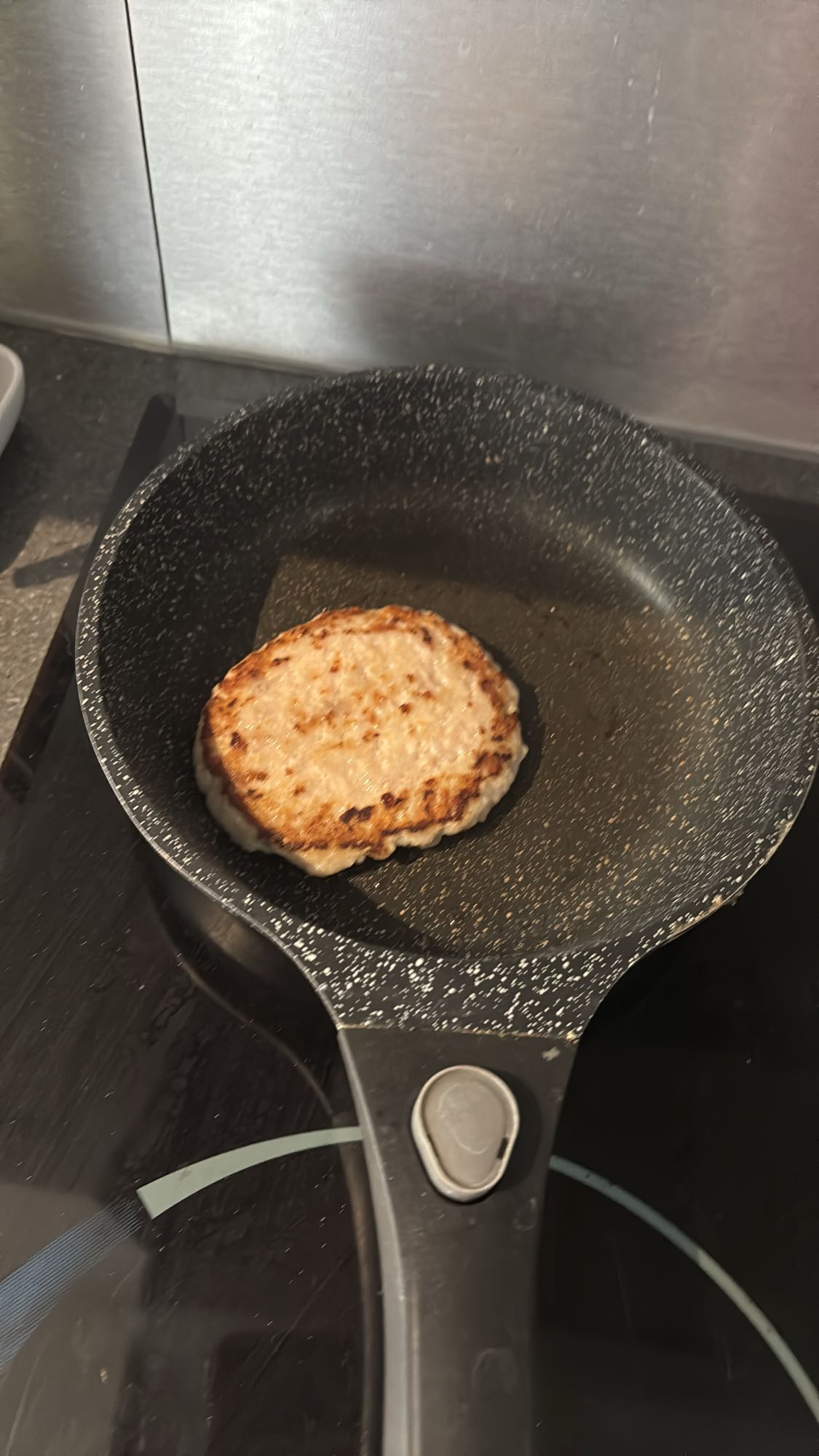 Steak haché de poulet poêlé