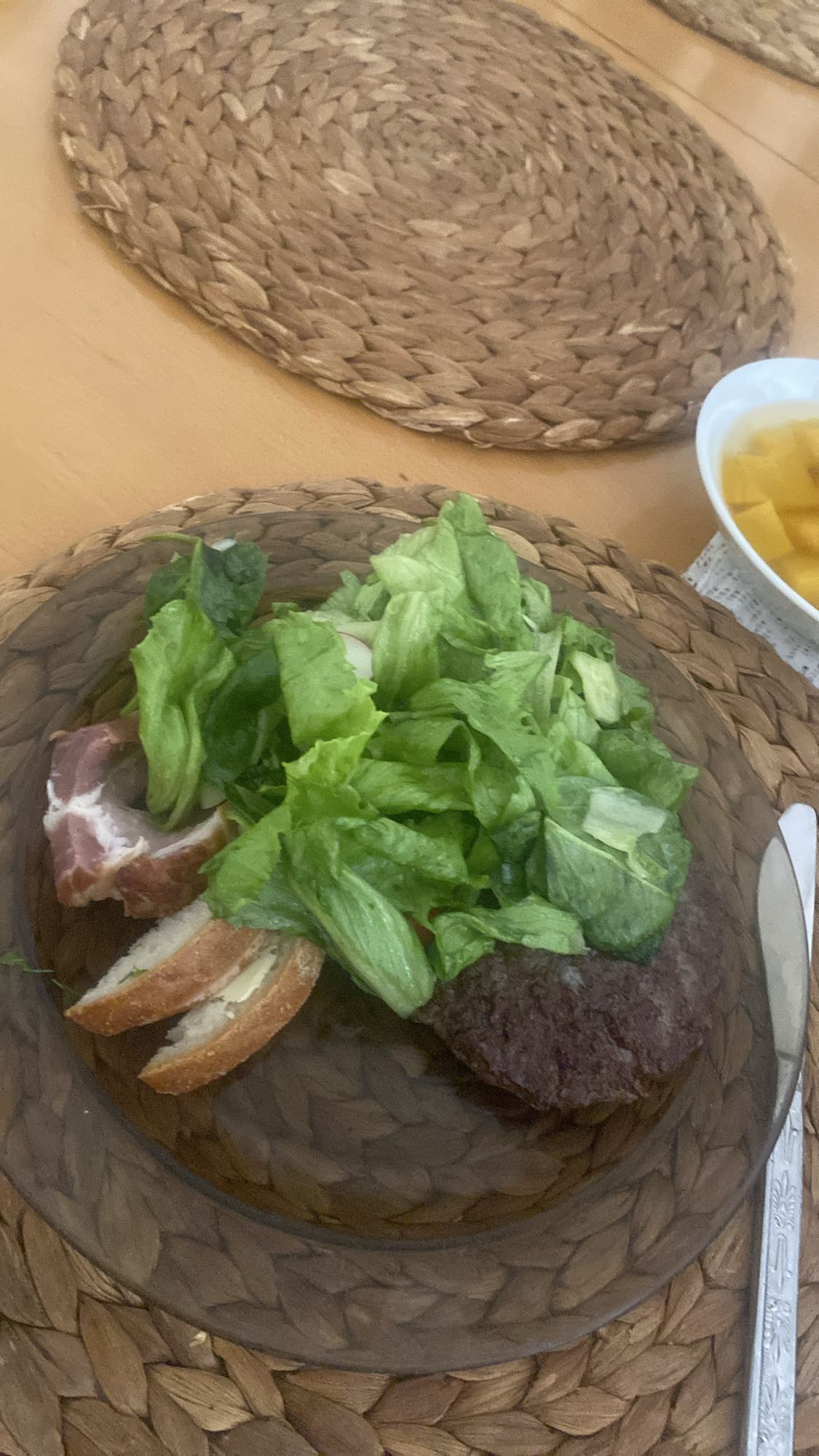 Kotlet z sałatą i boczkiem