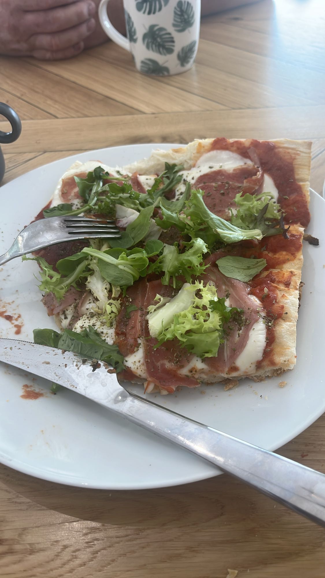 Prosciuttopizza med sallad