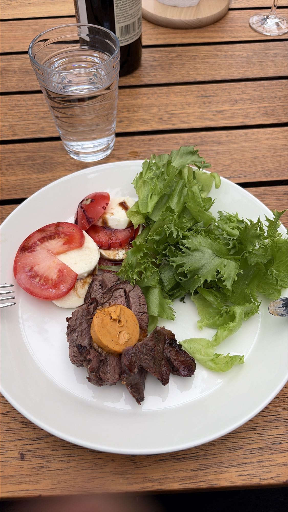 Biff med mozzarellasallad
