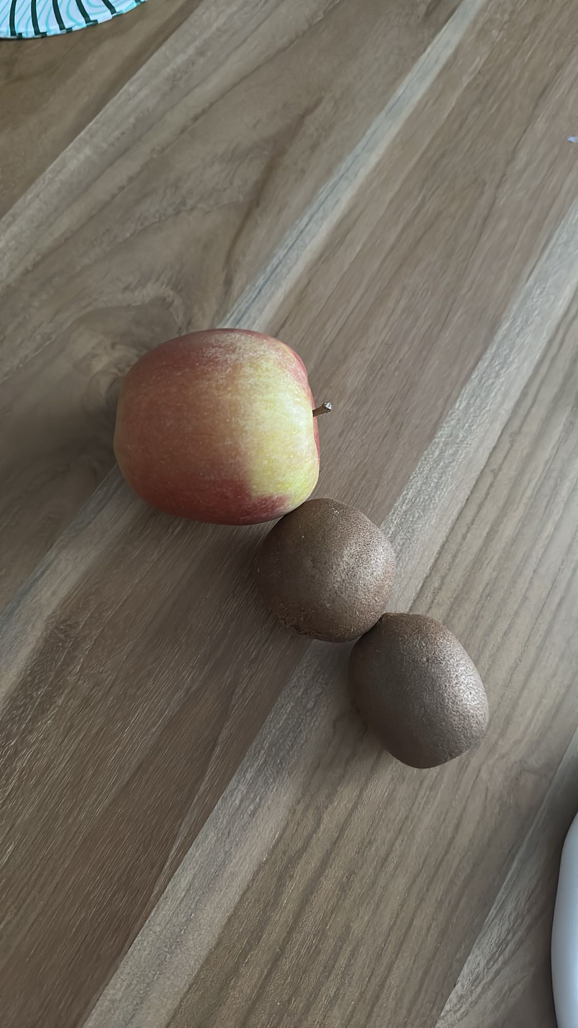 manzana y kiwis