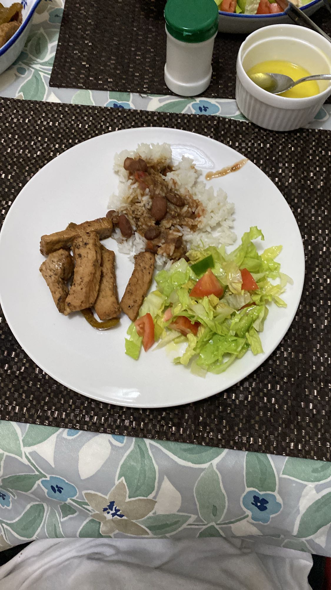 pollo con arroz y ensalada