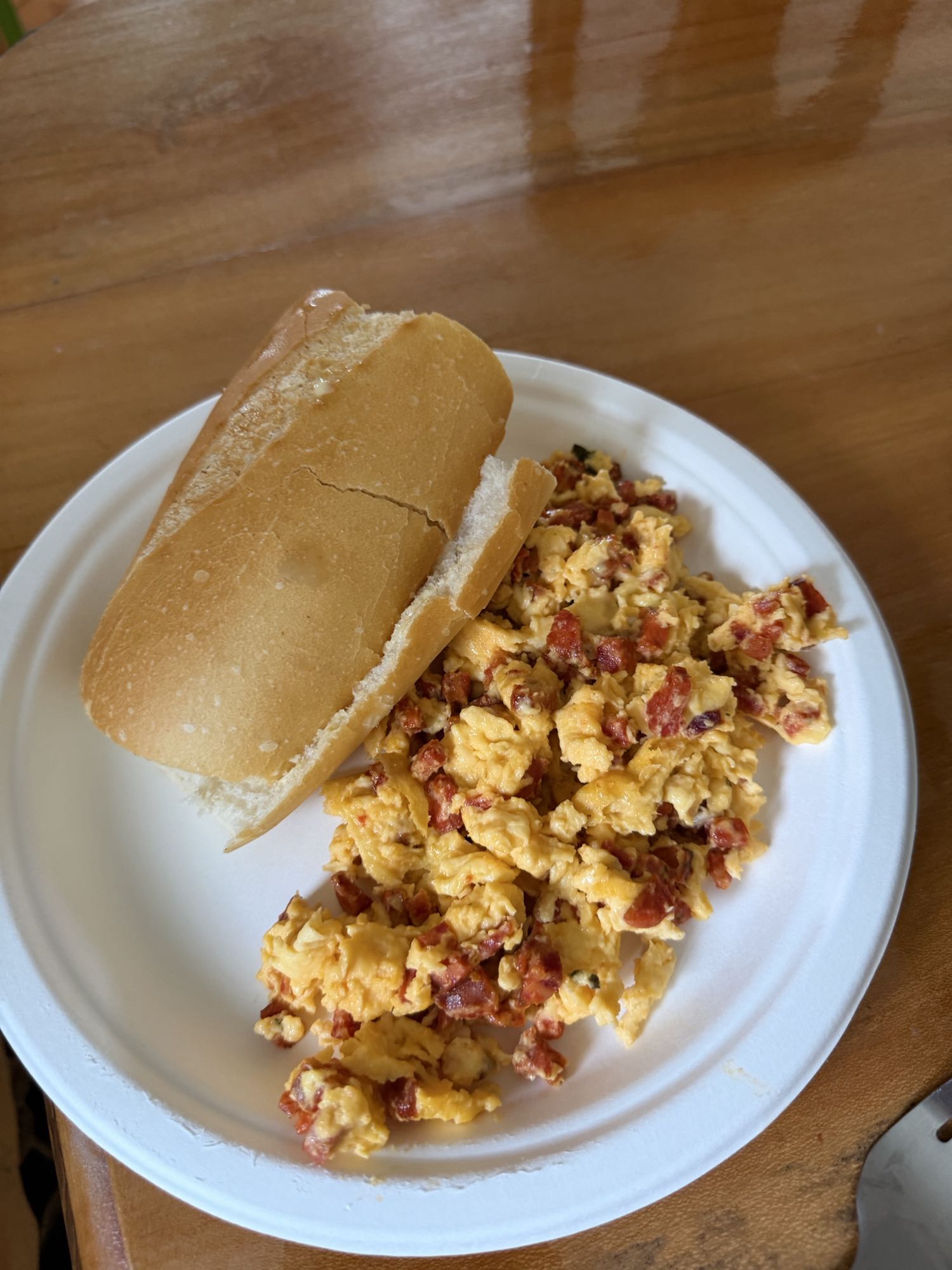 huevos revueltos con pan