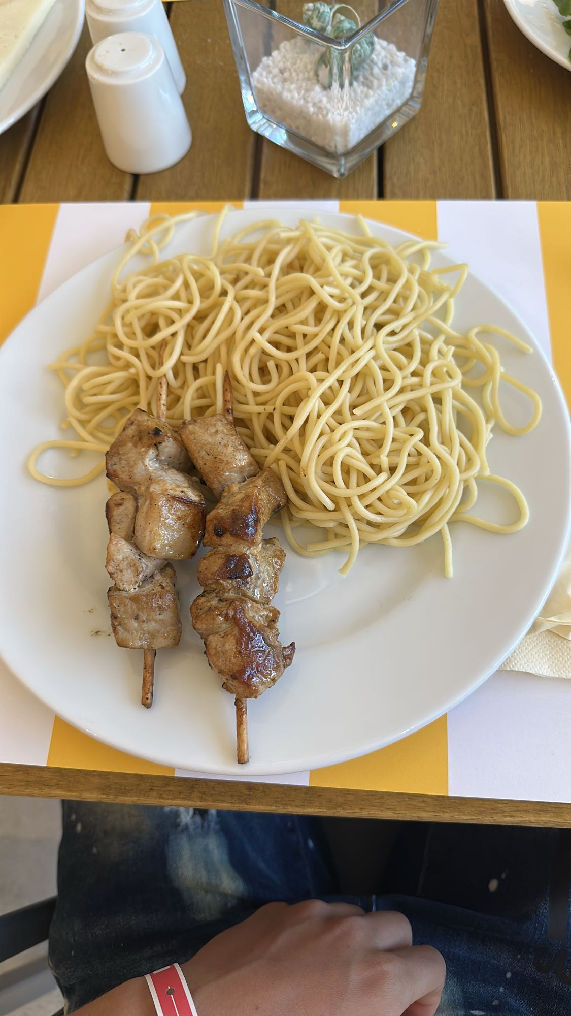 espaguetis con brochetas