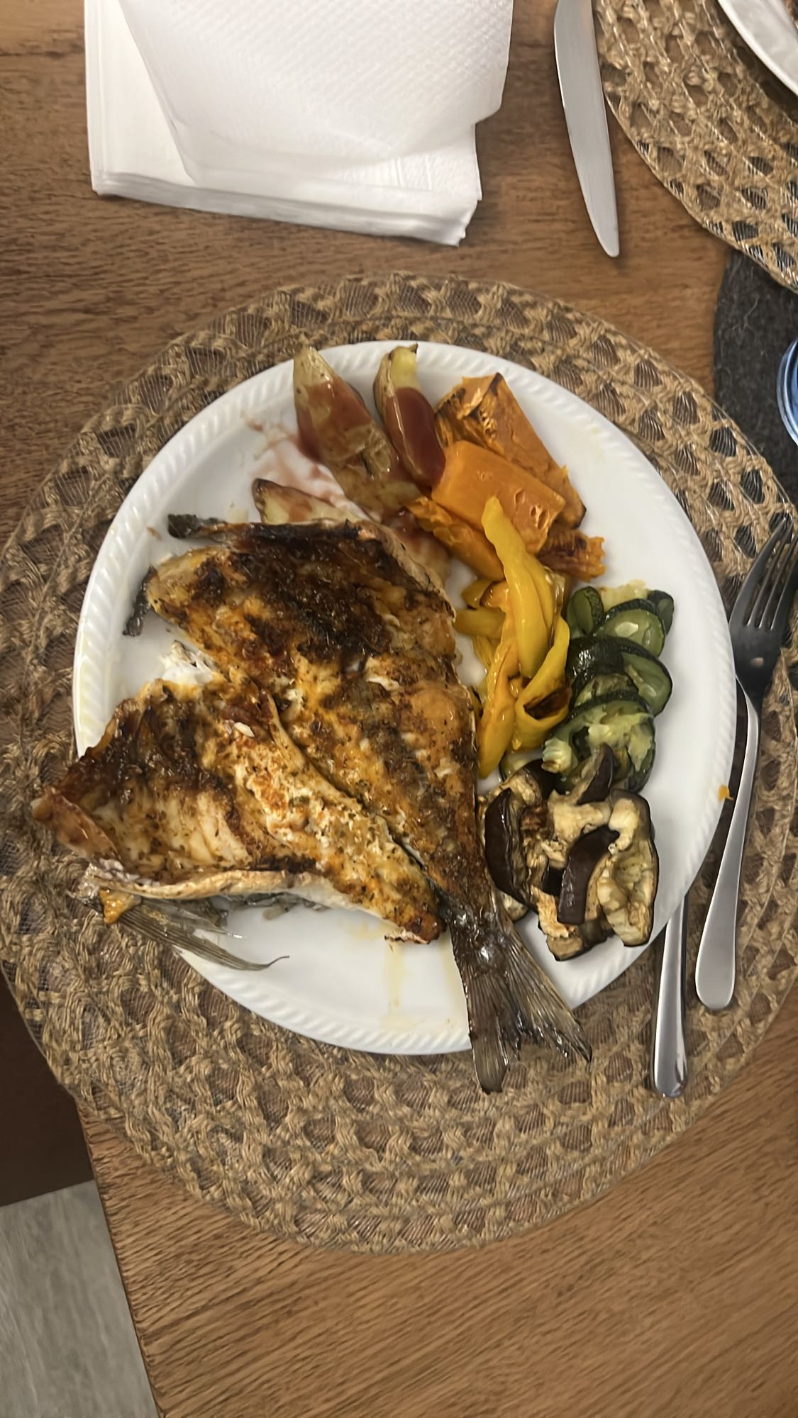 Pesce grigliato e verdure