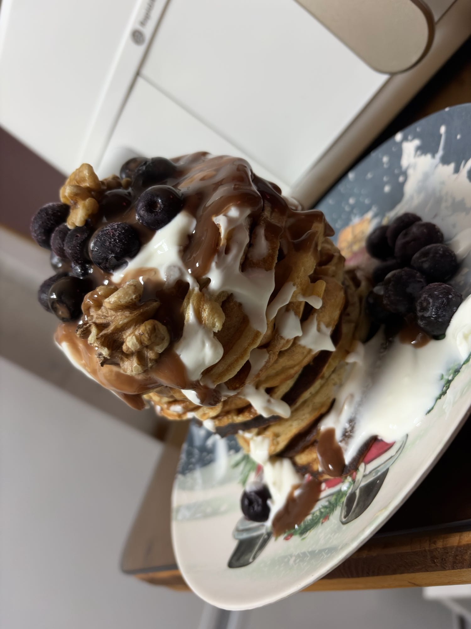 Wafle proteice cu iaurt grecesc, afine, nuci si unt de arahide pudra