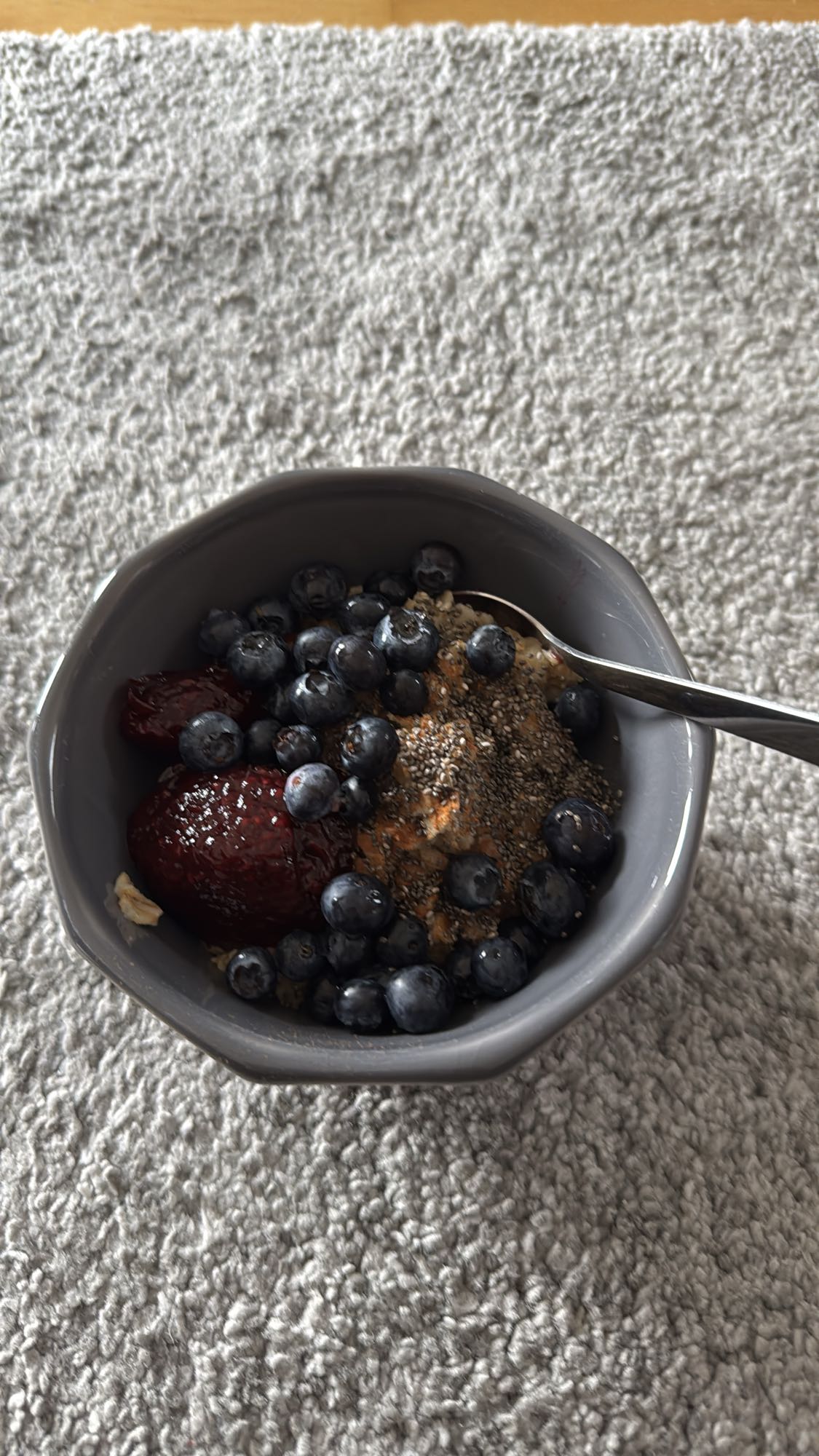 Berry Oat Yogurt Bowl
