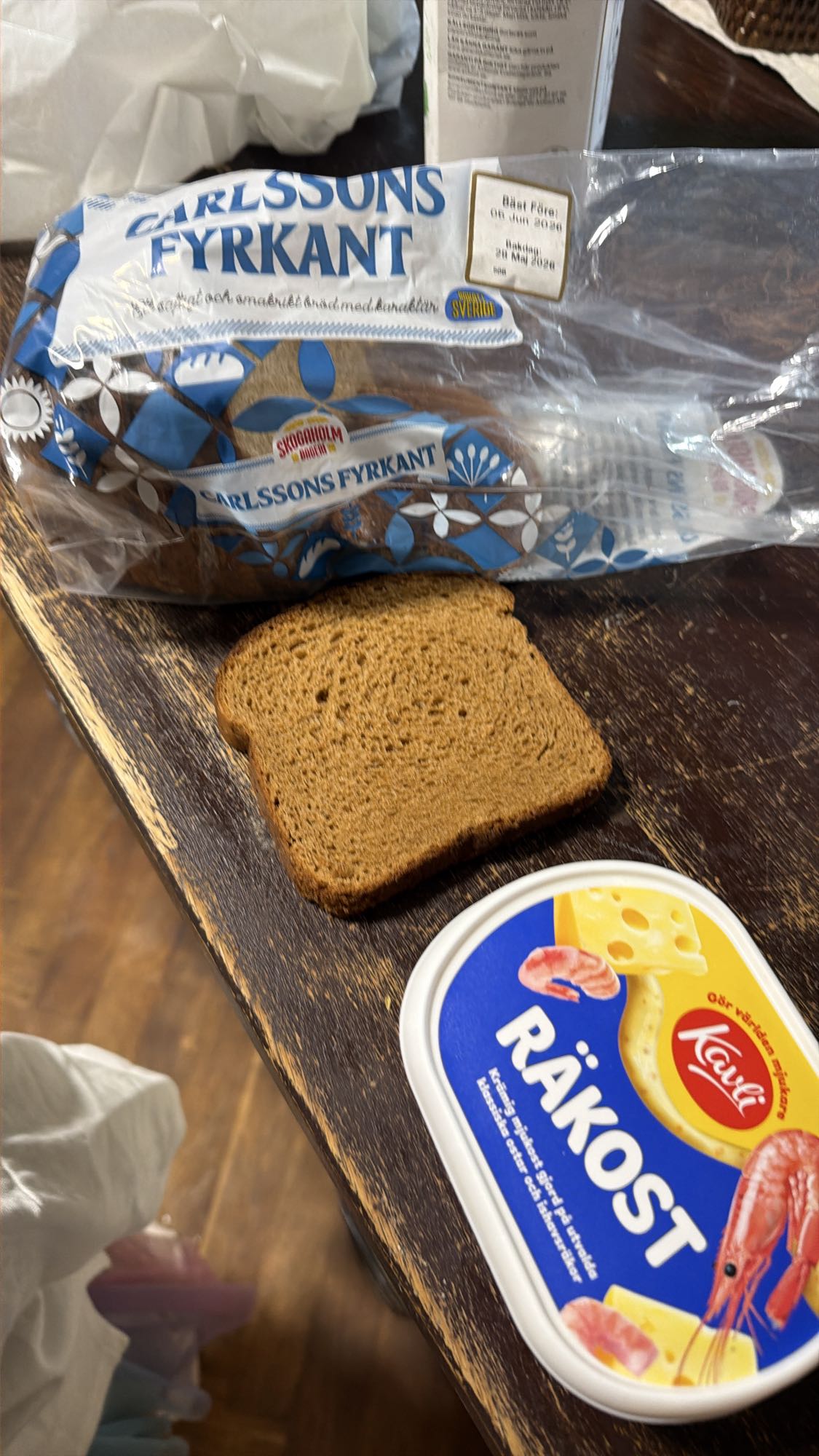 Mörkt bröd med räkost