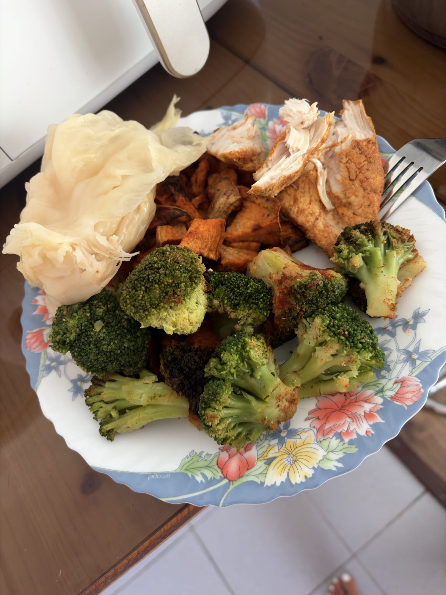 Piept de pui cu cartofi dulci, broccoli si varza murata