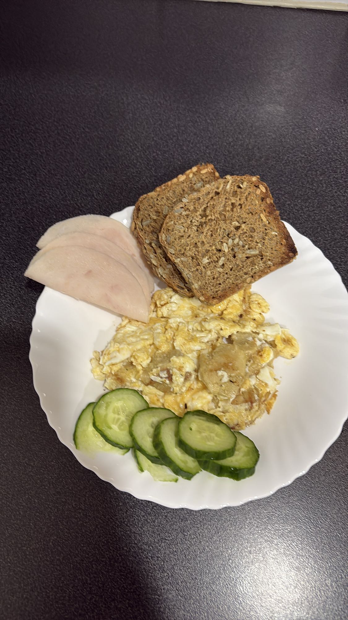 Egg med brød og kalkun