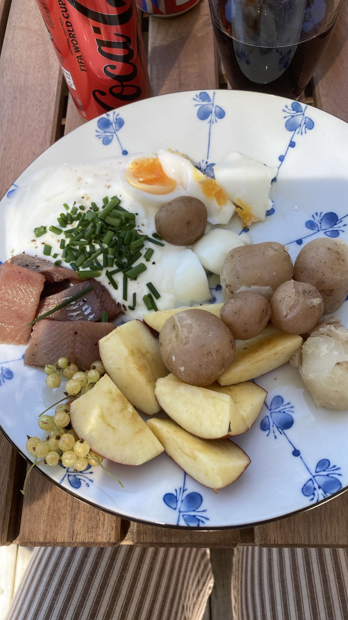 Ägg med potatis och frukt