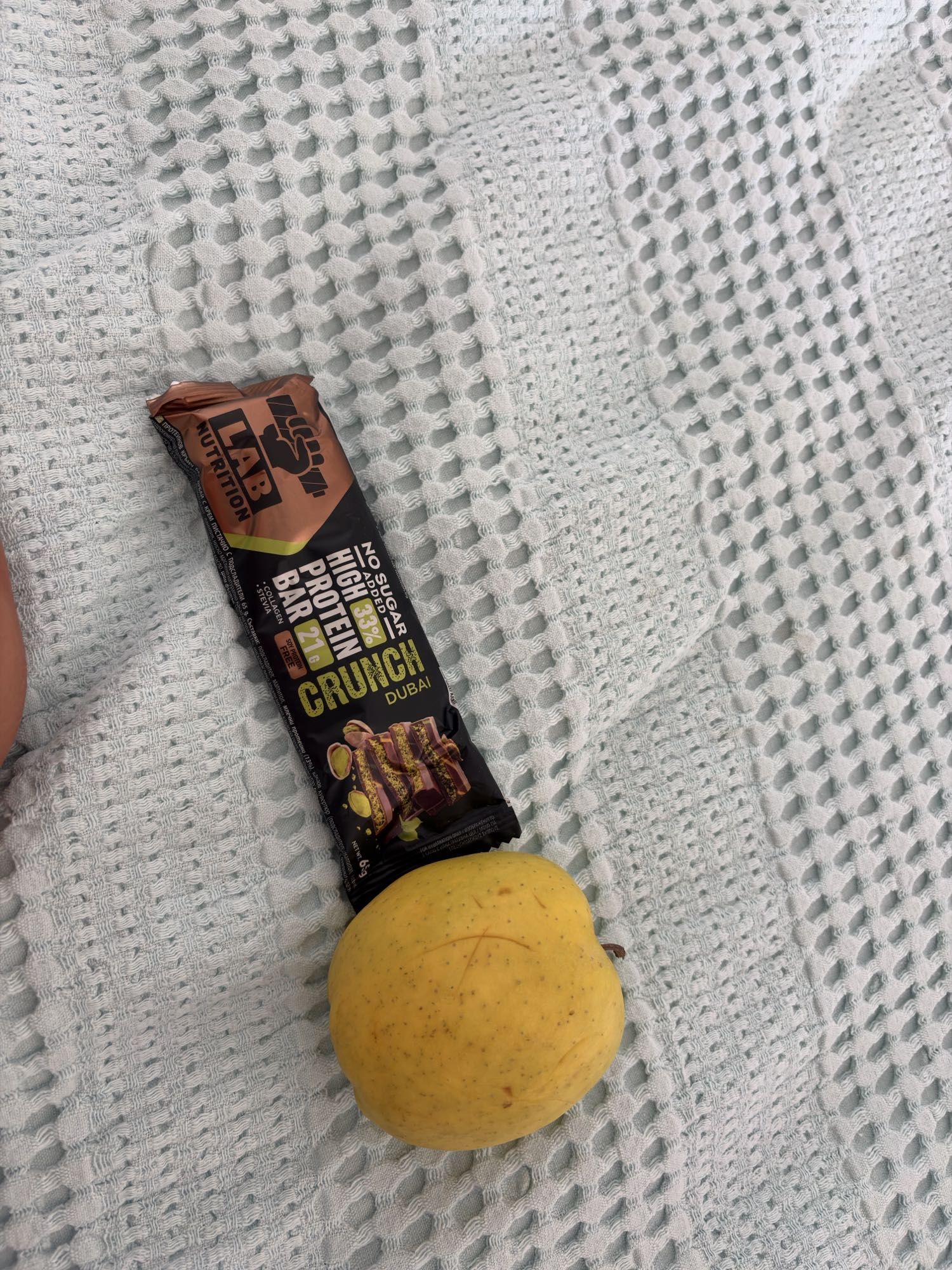 Baton proteic fără zahăr adăugat și un măr