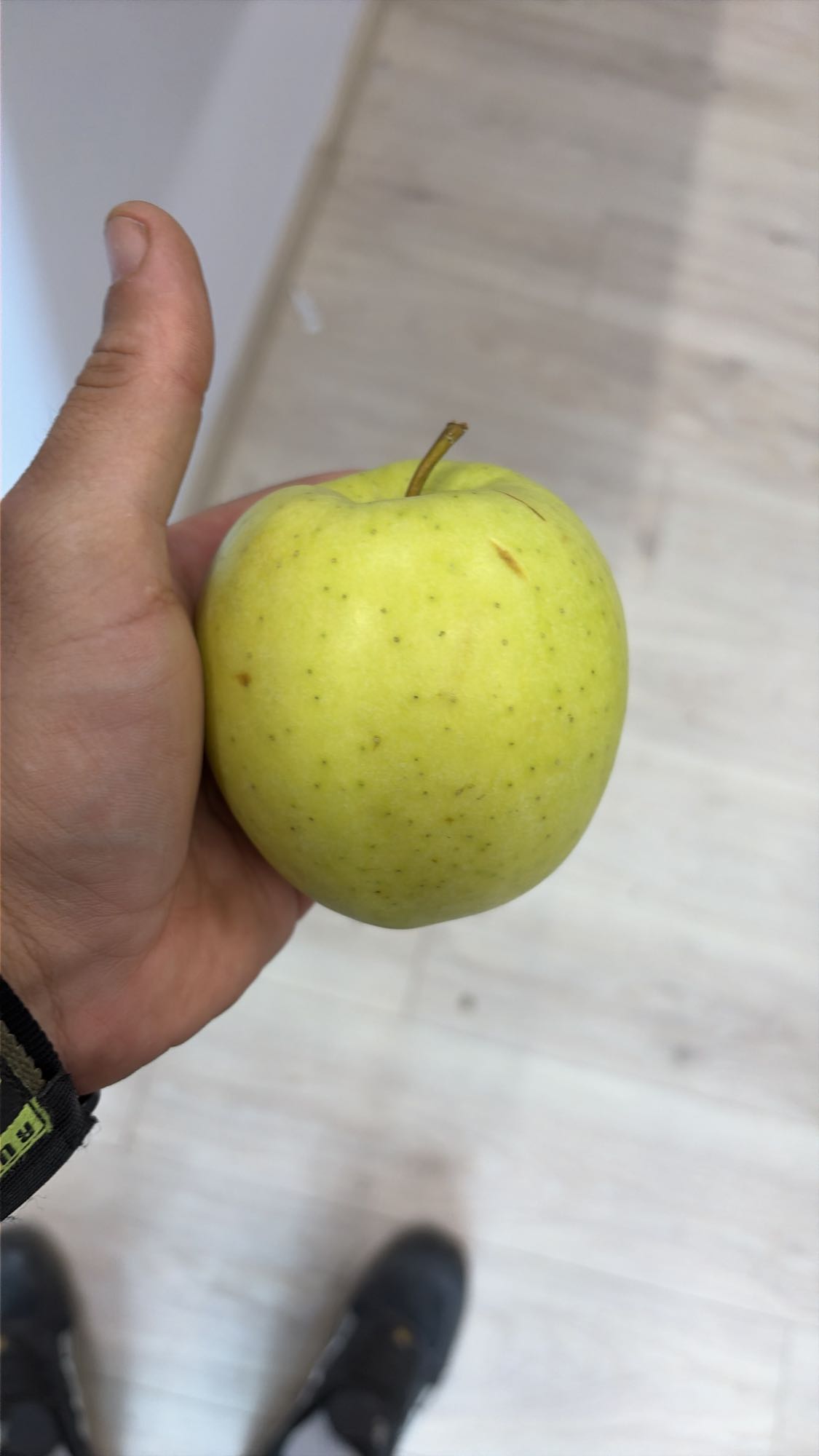 Зелена ябълка