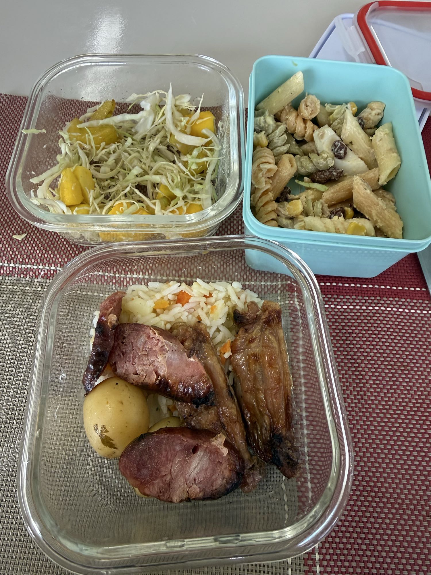 marmita com salada e massa