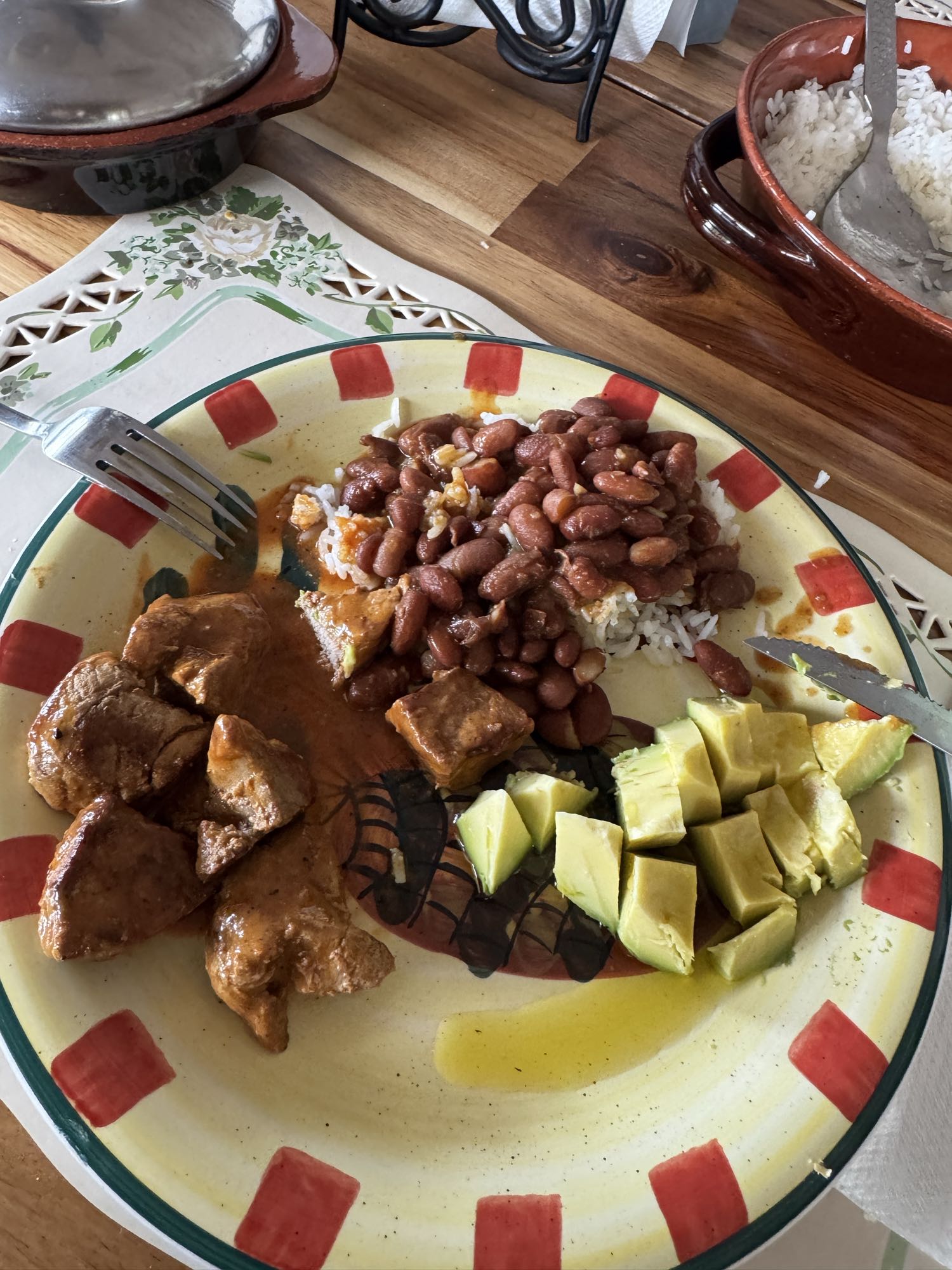 pollo con arroz y frijoles