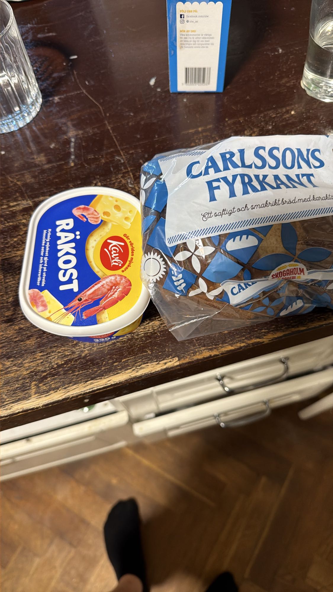 Räkost med fyrkantbröd