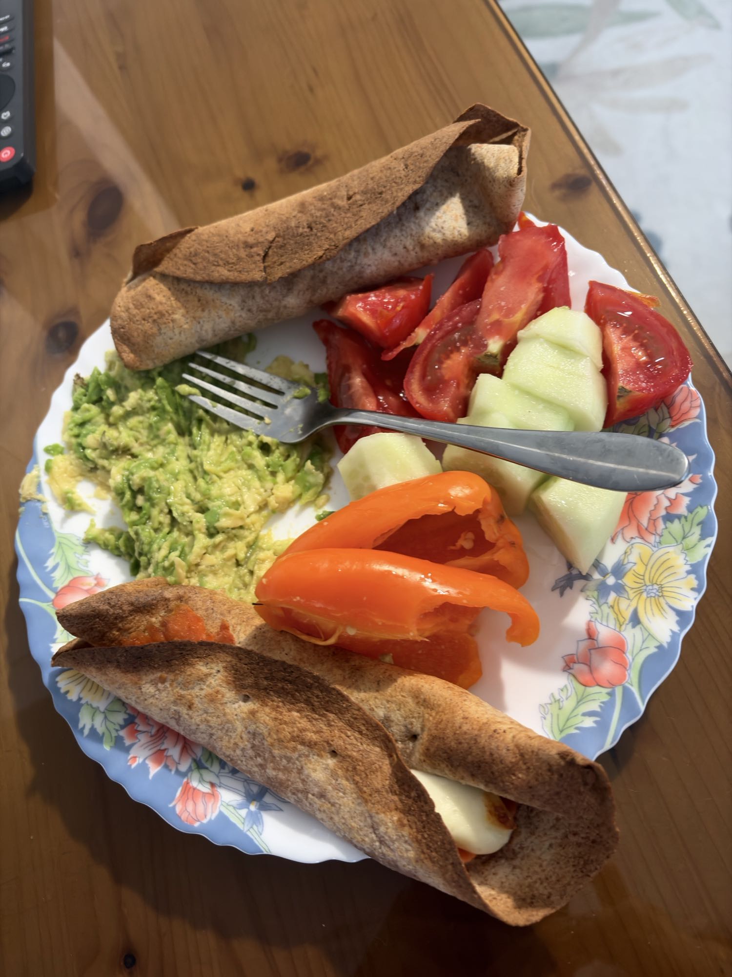 Două lipii proteice cu mozzarella light, somon afumat și legume