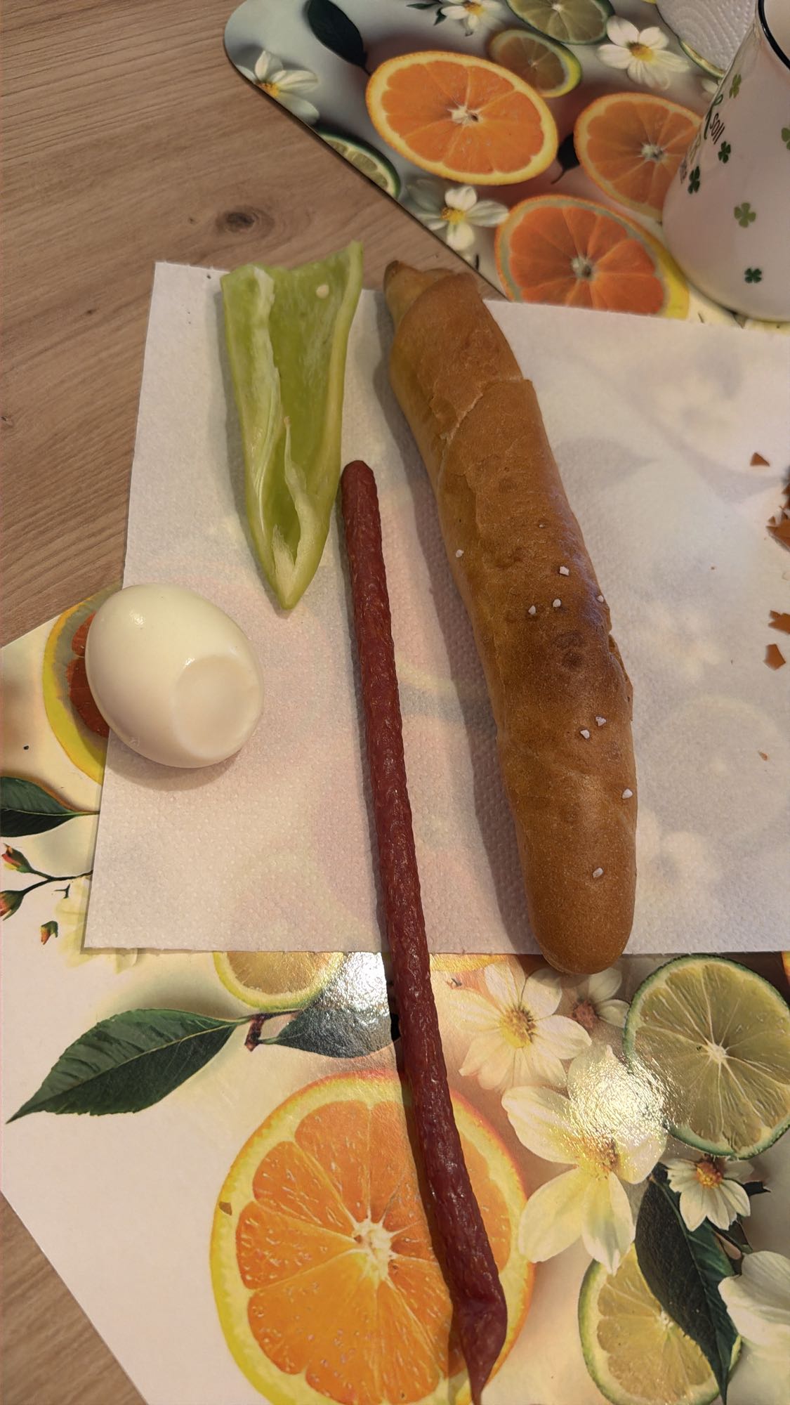 Brot mit Ei und Salami