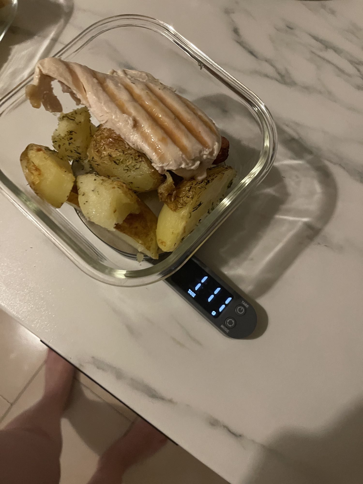 Курица с картофелем и сосиской