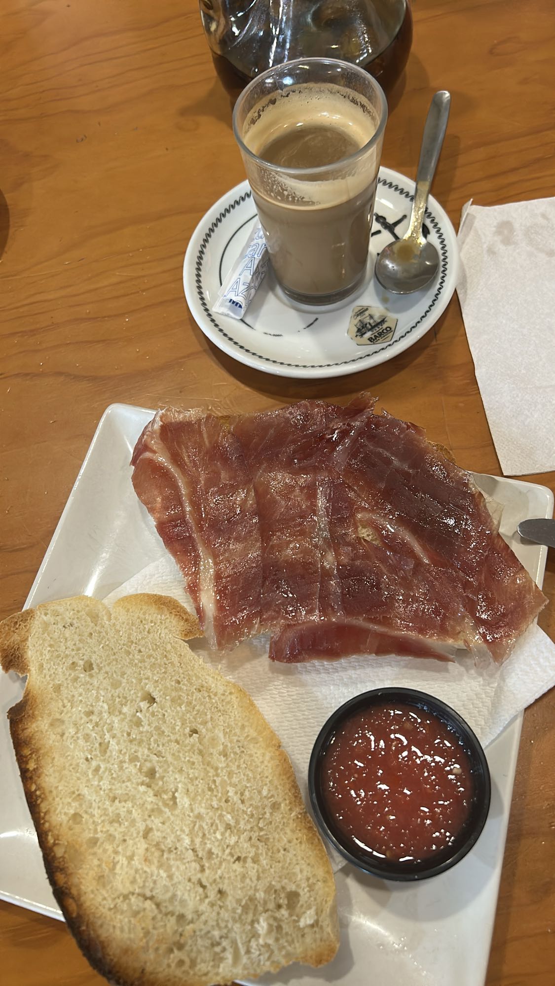 tostada con jamon y cafe