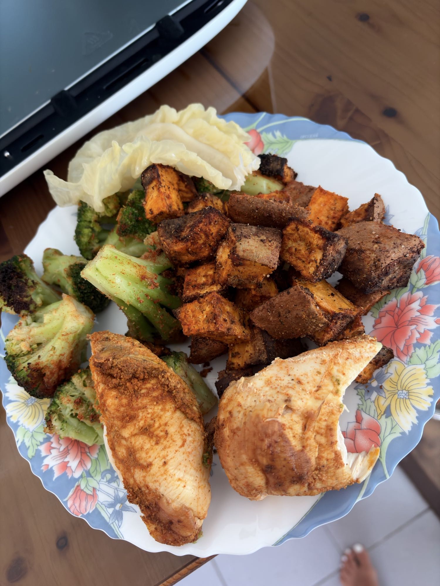 Pui cu broccoli, cartofi dulci și varză murată