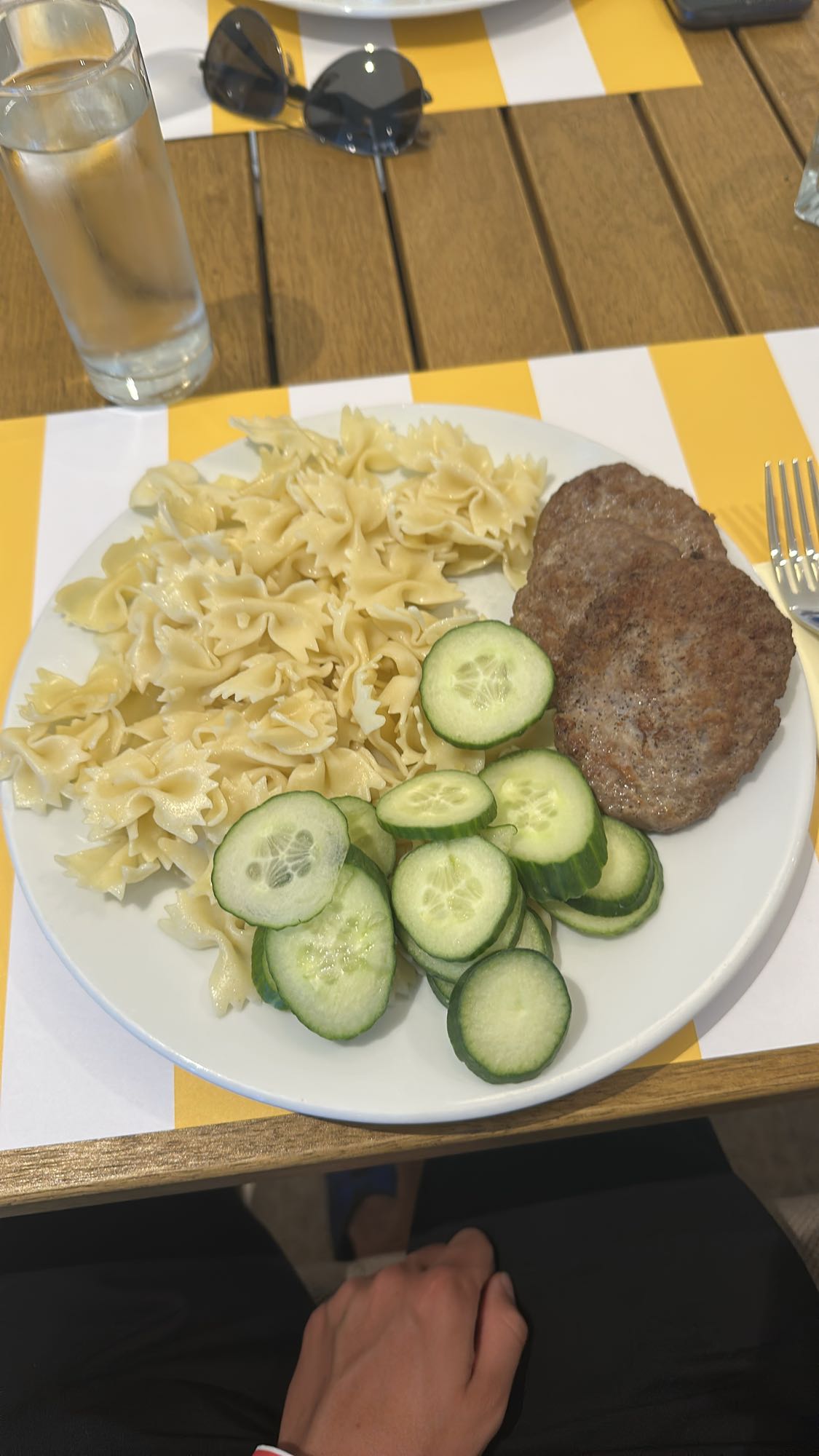 Pasta con carne y pepino