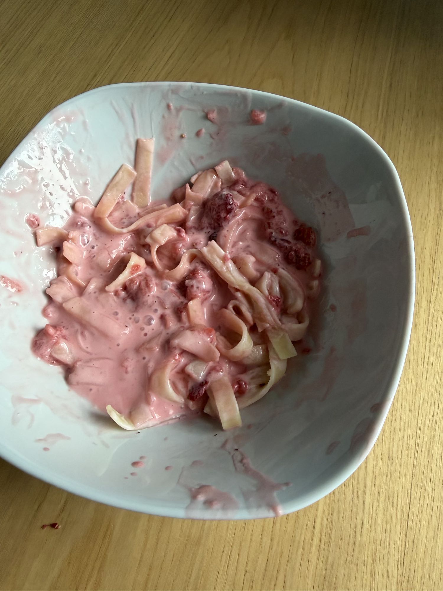 Makaron z jogurtem i malinami