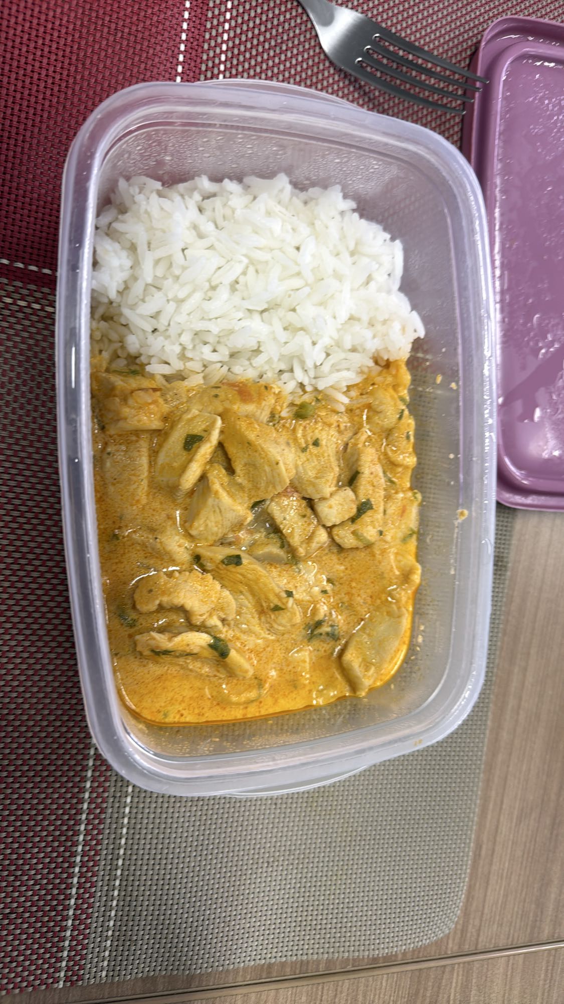 Arroz com frango ao molho